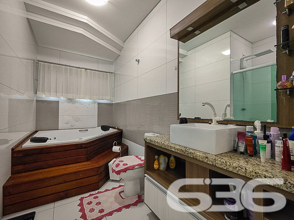 A residência de alto padrão, localizada no coração de Balneário Barra do Sul, é a definição de sofisticação, conforto e conveniência. A apenas 190 metros do mar, este imóvel de dois andares, oferece um verdadeiro refúgio de tranquilidade em uma rua pavimentada e com fácil acesso a tudo o que a cidade tem de melhor.

Suíte Master + 3 Suítes: Todas as suítes são amplas e contam com sacada privativa, proporcionando privacidade e uma vista encantadora da área externa.
Dormitório adicional no piso térreo: Ideal para hóspedes ou uso como escritório.
5 Banheiros completos
Área de festa integrada: Um amplo espaço de lazer com churrasqueira, perfeito para reunir amigos e familiares. A área de festas está conectada à sala de jogos e à piscina, criando um ambiente único de convivência.
Piscina com aquecimento solar: Desfrute de uma piscina aquecida instalada sobre um deck de madeira, ideal para relaxar em qualquer estação do ano.
Sistema de energia solar: Além de sustentável, reduz o consumo de energia elétrica da residência.
Sala de estar e sala de jantar amplas: Um espaço perfeito para momentos em família, com design moderno e elegante.
Copa e cozinha conjugadas: Cozinha totalmente equipada com eletrodomésticos de última geração e acabamento de alto padrão.
Garagem coberta para 2 carros
Área de serviço completa
Portão eletrônico e alarme: Segurança e praticidade para sua família.

Este imóvel foi projetado pensando no bem-estar de sua família. Todas as suítes são climatizadas, e os ambientes internos são integrados para proporcionar uma convivência mais prática e agradável. Com uma área de lazer completa, incluindo uma piscina aquecida, sala de jogos e área de festas, você terá tudo o que precisa para momentos de lazer sem sair de casa.

A residência está localizada no Centro, um dos mais valorizados de Balneário Barra do Sul, garantindo fácil acesso às principais vias da cidade, comércios, escolas e serviços essenciais. Estuda permuta.

Localização Estratégica:
Apenas 190 metros do mar
Próximo a escolas, hospitais, transporte público e serviços essenciais
Região segura e tranquila, perfeita para quem busca qualidade de vida

Não perca essa oportunidade de viver em uma residência de alto padrão em uma das regiões mais valorizadas de Balneário Barra do Sul. Agende já sua visita e venha conhecer seu novo lar!
 
636 NEGÓCIOS IMOBILIÁRIOS: A SUA MELHOR ESCOLHA
Com mais de 30 anos de experiência, a 636 Negócios Imobiliários é sua parceira ideal para encontrar o imóvel perfeito. Estamos prontos para ajudá-lo a fazer deste imóvel o seu novo lar.
 
Telefone: (47) 3451-0636
WhatsApp: (47) 99190-0636
 
Não perca esta oportunidade única. Visite nosso site para mais informações: i636.com.br