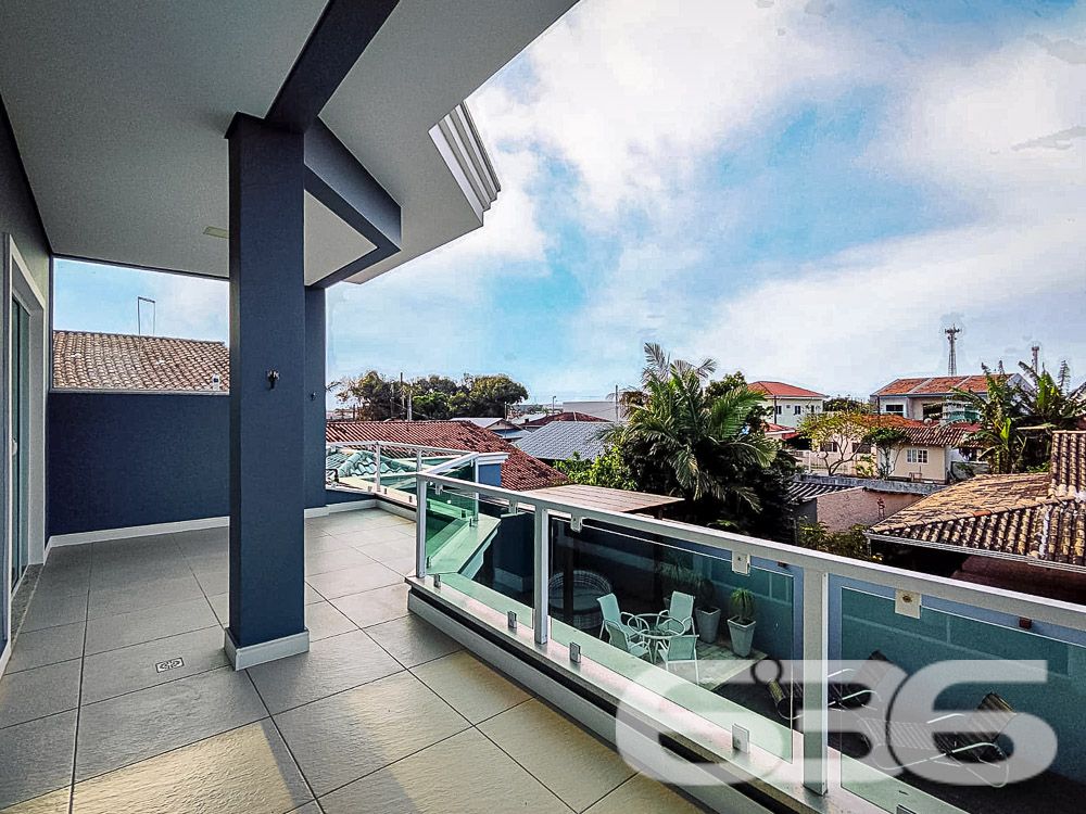 A residência de alto padrão, localizada no coração de Balneário Barra do Sul, é a definição de sofisticação, conforto e conveniência. A apenas 190 metros do mar, este imóvel de dois andares, oferece um verdadeiro refúgio de tranquilidade em uma rua pavimentada e com fácil acesso a tudo o que a cidade tem de melhor.

Suíte Master + 3 Suítes: Todas as suítes são amplas e contam com sacada privativa, proporcionando privacidade e uma vista encantadora da área externa.
Dormitório adicional no piso térreo: Ideal para hóspedes ou uso como escritório.
5 Banheiros completos
Área de festa integrada: Um amplo espaço de lazer com churrasqueira, perfeito para reunir amigos e familiares. A área de festas está conectada à sala de jogos e à piscina, criando um ambiente único de convivência.
Piscina com aquecimento solar: Desfrute de uma piscina aquecida instalada sobre um deck de madeira, ideal para relaxar em qualquer estação do ano.
Sistema de energia solar: Além de sustentável, reduz o consumo de energia elétrica da residência.
Sala de estar e sala de jantar amplas: Um espaço perfeito para momentos em família, com design moderno e elegante.
Copa e cozinha conjugadas: Cozinha totalmente equipada com eletrodomésticos de última geração e acabamento de alto padrão.
Garagem coberta para 2 carros
Área de serviço completa
Portão eletrônico e alarme: Segurança e praticidade para sua família.

Este imóvel foi projetado pensando no bem-estar de sua família. Todas as suítes são climatizadas, e os ambientes internos são integrados para proporcionar uma convivência mais prática e agradável. Com uma área de lazer completa, incluindo uma piscina aquecida, sala de jogos e área de festas, você terá tudo o que precisa para momentos de lazer sem sair de casa.

A residência está localizada no Centro, um dos mais valorizados de Balneário Barra do Sul, garantindo fácil acesso às principais vias da cidade, comércios, escolas e serviços essenciais. Estuda permuta.

Localização Estratégica:
Apenas 190 metros do mar
Próximo a escolas, hospitais, transporte público e serviços essenciais
Região segura e tranquila, perfeita para quem busca qualidade de vida

Não perca essa oportunidade de viver em uma residência de alto padrão em uma das regiões mais valorizadas de Balneário Barra do Sul. Agende já sua visita e venha conhecer seu novo lar!
 
636 NEGÓCIOS IMOBILIÁRIOS: A SUA MELHOR ESCOLHA
Com mais de 30 anos de experiência, a 636 Negócios Imobiliários é sua parceira ideal para encontrar o imóvel perfeito. Estamos prontos para ajudá-lo a fazer deste imóvel o seu novo lar.
 
Telefone: (47) 3451-0636
WhatsApp: (47) 99190-0636
 
Não perca esta oportunidade única. Visite nosso site para mais informações: i636.com.br