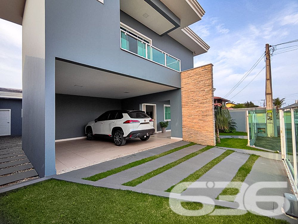 A residência de alto padrão, localizada no coração de Balneário Barra do Sul, é a definição de sofisticação, conforto e conveniência. A apenas 190 metros do mar, este imóvel de dois andares, oferece um verdadeiro refúgio de tranquilidade em uma rua pavimentada e com fácil acesso a tudo o que a cidade tem de melhor.

Suíte Master + 3 Suítes: Todas as suítes são amplas e contam com sacada privativa, proporcionando privacidade e uma vista encantadora da área externa.
Dormitório adicional no piso térreo: Ideal para hóspedes ou uso como escritório.
5 Banheiros completos
Área de festa integrada: Um amplo espaço de lazer com churrasqueira, perfeito para reunir amigos e familiares. A área de festas está conectada à sala de jogos e à piscina, criando um ambiente único de convivência.
Piscina com aquecimento solar: Desfrute de uma piscina aquecida instalada sobre um deck de madeira, ideal para relaxar em qualquer estação do ano.
Sistema de energia solar: Além de sustentável, reduz o consumo de energia elétrica da residência.
Sala de estar e sala de jantar amplas: Um espaço perfeito para momentos em família, com design moderno e elegante.
Copa e cozinha conjugadas: Cozinha totalmente equipada com eletrodomésticos de última geração e acabamento de alto padrão.
Garagem coberta para 2 carros
Área de serviço completa
Portão eletrônico e alarme: Segurança e praticidade para sua família.

Este imóvel foi projetado pensando no bem-estar de sua família. Todas as suítes são climatizadas, e os ambientes internos são integrados para proporcionar uma convivência mais prática e agradável. Com uma área de lazer completa, incluindo uma piscina aquecida, sala de jogos e área de festas, você terá tudo o que precisa para momentos de lazer sem sair de casa.

A residência está localizada no Centro, um dos mais valorizados de Balneário Barra do Sul, garantindo fácil acesso às principais vias da cidade, comércios, escolas e serviços essenciais. Estuda permuta.

Localização Estratégica:
Apenas 190 metros do mar
Próximo a escolas, hospitais, transporte público e serviços essenciais
Região segura e tranquila, perfeita para quem busca qualidade de vida

Não perca essa oportunidade de viver em uma residência de alto padrão em uma das regiões mais valorizadas de Balneário Barra do Sul. Agende já sua visita e venha conhecer seu novo lar!
 
636 NEGÓCIOS IMOBILIÁRIOS: A SUA MELHOR ESCOLHA
Com mais de 30 anos de experiência, a 636 Negócios Imobiliários é sua parceira ideal para encontrar o imóvel perfeito. Estamos prontos para ajudá-lo a fazer deste imóvel o seu novo lar.
 
Telefone: (47) 3451-0636
WhatsApp: (47) 99190-0636
 
Não perca esta oportunidade única. Visite nosso site para mais informações: i636.com.br