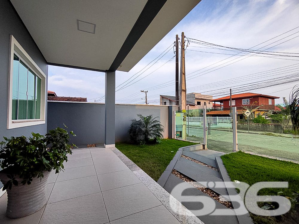 A residência de alto padrão, localizada no coração de Balneário Barra do Sul, é a definição de sofisticação, conforto e conveniência. A apenas 190 metros do mar, este imóvel de dois andares, oferece um verdadeiro refúgio de tranquilidade em uma rua pavimentada e com fácil acesso a tudo o que a cidade tem de melhor.

Suíte Master + 3 Suítes: Todas as suítes são amplas e contam com sacada privativa, proporcionando privacidade e uma vista encantadora da área externa.
Dormitório adicional no piso térreo: Ideal para hóspedes ou uso como escritório.
5 Banheiros completos
Área de festa integrada: Um amplo espaço de lazer com churrasqueira, perfeito para reunir amigos e familiares. A área de festas está conectada à sala de jogos e à piscina, criando um ambiente único de convivência.
Piscina com aquecimento solar: Desfrute de uma piscina aquecida instalada sobre um deck de madeira, ideal para relaxar em qualquer estação do ano.
Sistema de energia solar: Além de sustentável, reduz o consumo de energia elétrica da residência.
Sala de estar e sala de jantar amplas: Um espaço perfeito para momentos em família, com design moderno e elegante.
Copa e cozinha conjugadas: Cozinha totalmente equipada com eletrodomésticos de última geração e acabamento de alto padrão.
Garagem coberta para 2 carros
Área de serviço completa
Portão eletrônico e alarme: Segurança e praticidade para sua família.

Este imóvel foi projetado pensando no bem-estar de sua família. Todas as suítes são climatizadas, e os ambientes internos são integrados para proporcionar uma convivência mais prática e agradável. Com uma área de lazer completa, incluindo uma piscina aquecida, sala de jogos e área de festas, você terá tudo o que precisa para momentos de lazer sem sair de casa.

A residência está localizada no Centro, um dos mais valorizados de Balneário Barra do Sul, garantindo fácil acesso às principais vias da cidade, comércios, escolas e serviços essenciais. Estuda permuta.

Localização Estratégica:
Apenas 190 metros do mar
Próximo a escolas, hospitais, transporte público e serviços essenciais
Região segura e tranquila, perfeita para quem busca qualidade de vida

Não perca essa oportunidade de viver em uma residência de alto padrão em uma das regiões mais valorizadas de Balneário Barra do Sul. Agende já sua visita e venha conhecer seu novo lar!
 
636 NEGÓCIOS IMOBILIÁRIOS: A SUA MELHOR ESCOLHA
Com mais de 30 anos de experiência, a 636 Negócios Imobiliários é sua parceira ideal para encontrar o imóvel perfeito. Estamos prontos para ajudá-lo a fazer deste imóvel o seu novo lar.
 
Telefone: (47) 3451-0636
WhatsApp: (47) 99190-0636
 
Não perca esta oportunidade única. Visite nosso site para mais informações: i636.com.br