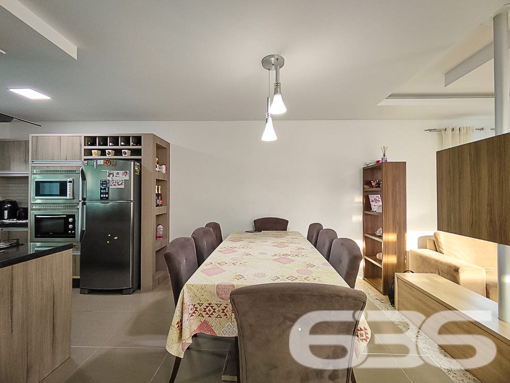 A residência de alto padrão, localizada no coração de Balneário Barra do Sul, é a definição de sofisticação, conforto e conveniência. A apenas 190 metros do mar, este imóvel de dois andares, oferece um verdadeiro refúgio de tranquilidade em uma rua pavimentada e com fácil acesso a tudo o que a cidade tem de melhor.

Suíte Master + 3 Suítes: Todas as suítes são amplas e contam com sacada privativa, proporcionando privacidade e uma vista encantadora da área externa.
Dormitório adicional no piso térreo: Ideal para hóspedes ou uso como escritório.
5 Banheiros completos
Área de festa integrada: Um amplo espaço de lazer com churrasqueira, perfeito para reunir amigos e familiares. A área de festas está conectada à sala de jogos e à piscina, criando um ambiente único de convivência.
Piscina com aquecimento solar: Desfrute de uma piscina aquecida instalada sobre um deck de madeira, ideal para relaxar em qualquer estação do ano.
Sistema de energia solar: Além de sustentável, reduz o consumo de energia elétrica da residência.
Sala de estar e sala de jantar amplas: Um espaço perfeito para momentos em família, com design moderno e elegante.
Copa e cozinha conjugadas: Cozinha totalmente equipada com eletrodomésticos de última geração e acabamento de alto padrão.
Garagem coberta para 2 carros
Área de serviço completa
Portão eletrônico e alarme: Segurança e praticidade para sua família.

Este imóvel foi projetado pensando no bem-estar de sua família. Todas as suítes são climatizadas, e os ambientes internos são integrados para proporcionar uma convivência mais prática e agradável. Com uma área de lazer completa, incluindo uma piscina aquecida, sala de jogos e área de festas, você terá tudo o que precisa para momentos de lazer sem sair de casa.

A residência está localizada no Centro, um dos mais valorizados de Balneário Barra do Sul, garantindo fácil acesso às principais vias da cidade, comércios, escolas e serviços essenciais. Estuda permuta.

Localização Estratégica:
Apenas 190 metros do mar
Próximo a escolas, hospitais, transporte público e serviços essenciais
Região segura e tranquila, perfeita para quem busca qualidade de vida

Não perca essa oportunidade de viver em uma residência de alto padrão em uma das regiões mais valorizadas de Balneário Barra do Sul. Agende já sua visita e venha conhecer seu novo lar!
 
636 NEGÓCIOS IMOBILIÁRIOS: A SUA MELHOR ESCOLHA
Com mais de 30 anos de experiência, a 636 Negócios Imobiliários é sua parceira ideal para encontrar o imóvel perfeito. Estamos prontos para ajudá-lo a fazer deste imóvel o seu novo lar.
 
Telefone: (47) 3451-0636
WhatsApp: (47) 99190-0636
 
Não perca esta oportunidade única. Visite nosso site para mais informações: i636.com.br