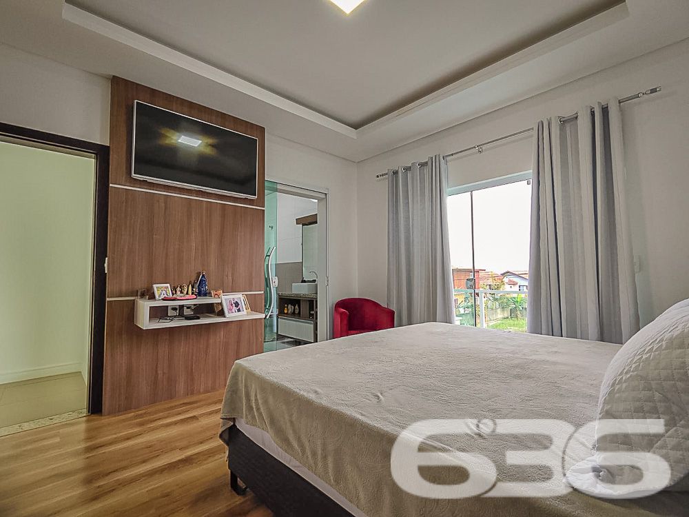 A residência de alto padrão, localizada no coração de Balneário Barra do Sul, é a definição de sofisticação, conforto e conveniência. A apenas 190 metros do mar, este imóvel de dois andares, oferece um verdadeiro refúgio de tranquilidade em uma rua pavimentada e com fácil acesso a tudo o que a cidade tem de melhor.

Suíte Master + 3 Suítes: Todas as suítes são amplas e contam com sacada privativa, proporcionando privacidade e uma vista encantadora da área externa.
Dormitório adicional no piso térreo: Ideal para hóspedes ou uso como escritório.
5 Banheiros completos
Área de festa integrada: Um amplo espaço de lazer com churrasqueira, perfeito para reunir amigos e familiares. A área de festas está conectada à sala de jogos e à piscina, criando um ambiente único de convivência.
Piscina com aquecimento solar: Desfrute de uma piscina aquecida instalada sobre um deck de madeira, ideal para relaxar em qualquer estação do ano.
Sistema de energia solar: Além de sustentável, reduz o consumo de energia elétrica da residência.
Sala de estar e sala de jantar amplas: Um espaço perfeito para momentos em família, com design moderno e elegante.
Copa e cozinha conjugadas: Cozinha totalmente equipada com eletrodomésticos de última geração e acabamento de alto padrão.
Garagem coberta para 2 carros
Área de serviço completa
Portão eletrônico e alarme: Segurança e praticidade para sua família.

Este imóvel foi projetado pensando no bem-estar de sua família. Todas as suítes são climatizadas, e os ambientes internos são integrados para proporcionar uma convivência mais prática e agradável. Com uma área de lazer completa, incluindo uma piscina aquecida, sala de jogos e área de festas, você terá tudo o que precisa para momentos de lazer sem sair de casa.

A residência está localizada no Centro, um dos mais valorizados de Balneário Barra do Sul, garantindo fácil acesso às principais vias da cidade, comércios, escolas e serviços essenciais. Estuda permuta.

Localização Estratégica:
Apenas 190 metros do mar
Próximo a escolas, hospitais, transporte público e serviços essenciais
Região segura e tranquila, perfeita para quem busca qualidade de vida

Não perca essa oportunidade de viver em uma residência de alto padrão em uma das regiões mais valorizadas de Balneário Barra do Sul. Agende já sua visita e venha conhecer seu novo lar!
 
636 NEGÓCIOS IMOBILIÁRIOS: A SUA MELHOR ESCOLHA
Com mais de 30 anos de experiência, a 636 Negócios Imobiliários é sua parceira ideal para encontrar o imóvel perfeito. Estamos prontos para ajudá-lo a fazer deste imóvel o seu novo lar.
 
Telefone: (47) 3451-0636
WhatsApp: (47) 99190-0636
 
Não perca esta oportunidade única. Visite nosso site para mais informações: i636.com.br