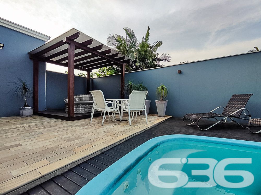 A residência de alto padrão, localizada no coração de Balneário Barra do Sul, é a definição de sofisticação, conforto e conveniência. A apenas 190 metros do mar, este imóvel de dois andares, oferece um verdadeiro refúgio de tranquilidade em uma rua pavimentada e com fácil acesso a tudo o que a cidade tem de melhor.

Suíte Master + 3 Suítes: Todas as suítes são amplas e contam com sacada privativa, proporcionando privacidade e uma vista encantadora da área externa.
Dormitório adicional no piso térreo: Ideal para hóspedes ou uso como escritório.
5 Banheiros completos
Área de festa integrada: Um amplo espaço de lazer com churrasqueira, perfeito para reunir amigos e familiares. A área de festas está conectada à sala de jogos e à piscina, criando um ambiente único de convivência.
Piscina com aquecimento solar: Desfrute de uma piscina aquecida instalada sobre um deck de madeira, ideal para relaxar em qualquer estação do ano.
Sistema de energia solar: Além de sustentável, reduz o consumo de energia elétrica da residência.
Sala de estar e sala de jantar amplas: Um espaço perfeito para momentos em família, com design moderno e elegante.
Copa e cozinha conjugadas: Cozinha totalmente equipada com eletrodomésticos de última geração e acabamento de alto padrão.
Garagem coberta para 2 carros
Área de serviço completa
Portão eletrônico e alarme: Segurança e praticidade para sua família.

Este imóvel foi projetado pensando no bem-estar de sua família. Todas as suítes são climatizadas, e os ambientes internos são integrados para proporcionar uma convivência mais prática e agradável. Com uma área de lazer completa, incluindo uma piscina aquecida, sala de jogos e área de festas, você terá tudo o que precisa para momentos de lazer sem sair de casa.

A residência está localizada no Centro, um dos mais valorizados de Balneário Barra do Sul, garantindo fácil acesso às principais vias da cidade, comércios, escolas e serviços essenciais. Estuda permuta.

Localização Estratégica:
Apenas 190 metros do mar
Próximo a escolas, hospitais, transporte público e serviços essenciais
Região segura e tranquila, perfeita para quem busca qualidade de vida

Não perca essa oportunidade de viver em uma residência de alto padrão em uma das regiões mais valorizadas de Balneário Barra do Sul. Agende já sua visita e venha conhecer seu novo lar!
 
636 NEGÓCIOS IMOBILIÁRIOS: A SUA MELHOR ESCOLHA
Com mais de 30 anos de experiência, a 636 Negócios Imobiliários é sua parceira ideal para encontrar o imóvel perfeito. Estamos prontos para ajudá-lo a fazer deste imóvel o seu novo lar.
 
Telefone: (47) 3451-0636
WhatsApp: (47) 99190-0636
 
Não perca esta oportunidade única. Visite nosso site para mais informações: i636.com.br