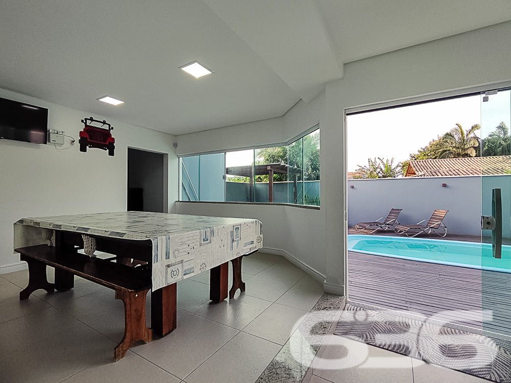 A residência de alto padrão, localizada no coração de Balneário Barra do Sul, é a definição de sofisticação, conforto e conveniência. A apenas 190 metros do mar, este imóvel de dois andares, oferece um verdadeiro refúgio de tranquilidade em uma rua pavimentada e com fácil acesso a tudo o que a cidade tem de melhor.

Suíte Master + 3 Suítes: Todas as suítes são amplas e contam com sacada privativa, proporcionando privacidade e uma vista encantadora da área externa.
Dormitório adicional no piso térreo: Ideal para hóspedes ou uso como escritório.
5 Banheiros completos
Área de festa integrada: Um amplo espaço de lazer com churrasqueira, perfeito para reunir amigos e familiares. A área de festas está conectada à sala de jogos e à piscina, criando um ambiente único de convivência.
Piscina com aquecimento solar: Desfrute de uma piscina aquecida instalada sobre um deck de madeira, ideal para relaxar em qualquer estação do ano.
Sistema de energia solar: Além de sustentável, reduz o consumo de energia elétrica da residência.
Sala de estar e sala de jantar amplas: Um espaço perfeito para momentos em família, com design moderno e elegante.
Copa e cozinha conjugadas: Cozinha totalmente equipada com eletrodomésticos de última geração e acabamento de alto padrão.
Garagem coberta para 2 carros
Área de serviço completa
Portão eletrônico e alarme: Segurança e praticidade para sua família.

Este imóvel foi projetado pensando no bem-estar de sua família. Todas as suítes são climatizadas, e os ambientes internos são integrados para proporcionar uma convivência mais prática e agradável. Com uma área de lazer completa, incluindo uma piscina aquecida, sala de jogos e área de festas, você terá tudo o que precisa para momentos de lazer sem sair de casa.

A residência está localizada no Centro, um dos mais valorizados de Balneário Barra do Sul, garantindo fácil acesso às principais vias da cidade, comércios, escolas e serviços essenciais. Estuda permuta.

Localização Estratégica:
Apenas 190 metros do mar
Próximo a escolas, hospitais, transporte público e serviços essenciais
Região segura e tranquila, perfeita para quem busca qualidade de vida

Não perca essa oportunidade de viver em uma residência de alto padrão em uma das regiões mais valorizadas de Balneário Barra do Sul. Agende já sua visita e venha conhecer seu novo lar!
 
636 NEGÓCIOS IMOBILIÁRIOS: A SUA MELHOR ESCOLHA
Com mais de 30 anos de experiência, a 636 Negócios Imobiliários é sua parceira ideal para encontrar o imóvel perfeito. Estamos prontos para ajudá-lo a fazer deste imóvel o seu novo lar.
 
Telefone: (47) 3451-0636
WhatsApp: (47) 99190-0636
 
Não perca esta oportunidade única. Visite nosso site para mais informações: i636.com.br