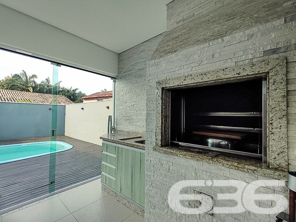 A residência de alto padrão, localizada no coração de Balneário Barra do Sul, é a definição de sofisticação, conforto e conveniência. A apenas 190 metros do mar, este imóvel de dois andares, oferece um verdadeiro refúgio de tranquilidade em uma rua pavimentada e com fácil acesso a tudo o que a cidade tem de melhor.

Suíte Master + 3 Suítes: Todas as suítes são amplas e contam com sacada privativa, proporcionando privacidade e uma vista encantadora da área externa.
Dormitório adicional no piso térreo: Ideal para hóspedes ou uso como escritório.
5 Banheiros completos
Área de festa integrada: Um amplo espaço de lazer com churrasqueira, perfeito para reunir amigos e familiares. A área de festas está conectada à sala de jogos e à piscina, criando um ambiente único de convivência.
Piscina com aquecimento solar: Desfrute de uma piscina aquecida instalada sobre um deck de madeira, ideal para relaxar em qualquer estação do ano.
Sistema de energia solar: Além de sustentável, reduz o consumo de energia elétrica da residência.
Sala de estar e sala de jantar amplas: Um espaço perfeito para momentos em família, com design moderno e elegante.
Copa e cozinha conjugadas: Cozinha totalmente equipada com eletrodomésticos de última geração e acabamento de alto padrão.
Garagem coberta para 2 carros
Área de serviço completa
Portão eletrônico e alarme: Segurança e praticidade para sua família.

Este imóvel foi projetado pensando no bem-estar de sua família. Todas as suítes são climatizadas, e os ambientes internos são integrados para proporcionar uma convivência mais prática e agradável. Com uma área de lazer completa, incluindo uma piscina aquecida, sala de jogos e área de festas, você terá tudo o que precisa para momentos de lazer sem sair de casa.

A residência está localizada no Centro, um dos mais valorizados de Balneário Barra do Sul, garantindo fácil acesso às principais vias da cidade, comércios, escolas e serviços essenciais. Estuda permuta.

Localização Estratégica:
Apenas 190 metros do mar
Próximo a escolas, hospitais, transporte público e serviços essenciais
Região segura e tranquila, perfeita para quem busca qualidade de vida

Não perca essa oportunidade de viver em uma residência de alto padrão em uma das regiões mais valorizadas de Balneário Barra do Sul. Agende já sua visita e venha conhecer seu novo lar!
 
636 NEGÓCIOS IMOBILIÁRIOS: A SUA MELHOR ESCOLHA
Com mais de 30 anos de experiência, a 636 Negócios Imobiliários é sua parceira ideal para encontrar o imóvel perfeito. Estamos prontos para ajudá-lo a fazer deste imóvel o seu novo lar.
 
Telefone: (47) 3451-0636
WhatsApp: (47) 99190-0636
 
Não perca esta oportunidade única. Visite nosso site para mais informações: i636.com.br