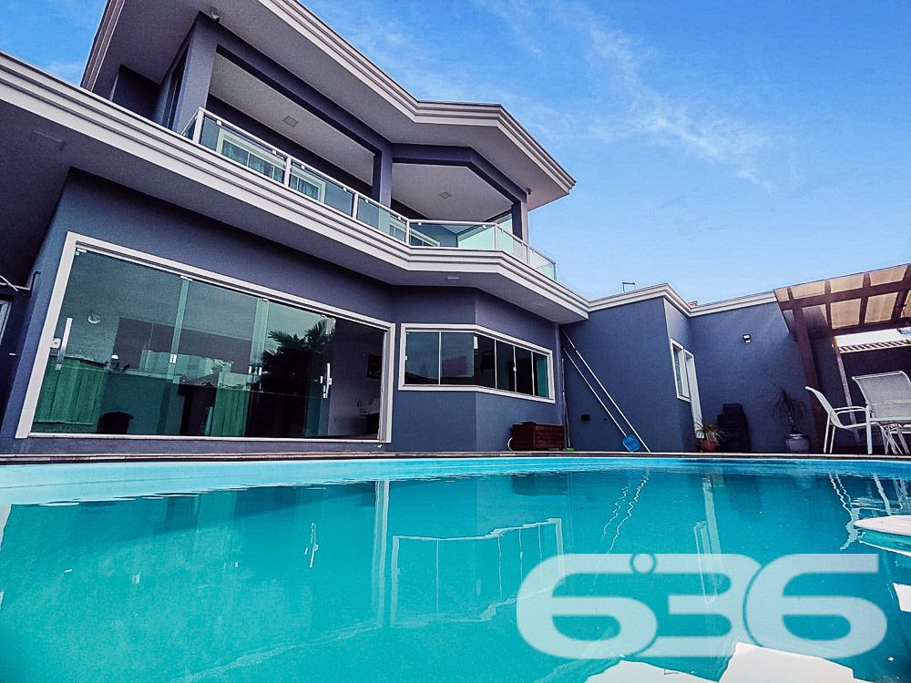 A residência de alto padrão, localizada no coração de Balneário Barra do Sul, é a definição de sofisticação, conforto e conveniência. A apenas 190 metros do mar, este imóvel de dois andares, oferece um verdadeiro refúgio de tranquilidade em uma rua pavimentada e com fácil acesso a tudo o que a cidade tem de melhor.

Suíte Master + 3 Suítes: Todas as suítes são amplas e contam com sacada privativa, proporcionando privacidade e uma vista encantadora da área externa.
Dormitório adicional no piso térreo: Ideal para hóspedes ou uso como escritório.
5 Banheiros completos
Área de festa integrada: Um amplo espaço de lazer com churrasqueira, perfeito para reunir amigos e familiares. A área de festas está conectada à sala de jogos e à piscina, criando um ambiente único de convivência.
Piscina com aquecimento solar: Desfrute de uma piscina aquecida instalada sobre um deck de madeira, ideal para relaxar em qualquer estação do ano.
Sistema de energia solar: Além de sustentável, reduz o consumo de energia elétrica da residência.
Sala de estar e sala de jantar amplas: Um espaço perfeito para momentos em família, com design moderno e elegante.
Copa e cozinha conjugadas: Cozinha totalmente equipada com eletrodomésticos de última geração e acabamento de alto padrão.
Garagem coberta para 2 carros
Área de serviço completa
Portão eletrônico e alarme: Segurança e praticidade para sua família.

Este imóvel foi projetado pensando no bem-estar de sua família. Todas as suítes são climatizadas, e os ambientes internos são integrados para proporcionar uma convivência mais prática e agradável. Com uma área de lazer completa, incluindo uma piscina aquecida, sala de jogos e área de festas, você terá tudo o que precisa para momentos de lazer sem sair de casa.

A residência está localizada no Centro, um dos mais valorizados de Balneário Barra do Sul, garantindo fácil acesso às principais vias da cidade, comércios, escolas e serviços essenciais. Estuda permuta.

Localização Estratégica:
Apenas 190 metros do mar
Próximo a escolas, hospitais, transporte público e serviços essenciais
Região segura e tranquila, perfeita para quem busca qualidade de vida

Não perca essa oportunidade de viver em uma residência de alto padrão em uma das regiões mais valorizadas de Balneário Barra do Sul. Agende já sua visita e venha conhecer seu novo lar!
 
636 NEGÓCIOS IMOBILIÁRIOS: A SUA MELHOR ESCOLHA
Com mais de 30 anos de experiência, a 636 Negócios Imobiliários é sua parceira ideal para encontrar o imóvel perfeito. Estamos prontos para ajudá-lo a fazer deste imóvel o seu novo lar.
 
Telefone: (47) 3451-0636
WhatsApp: (47) 99190-0636
 
Não perca esta oportunidade única. Visite nosso site para mais informações: i636.com.br