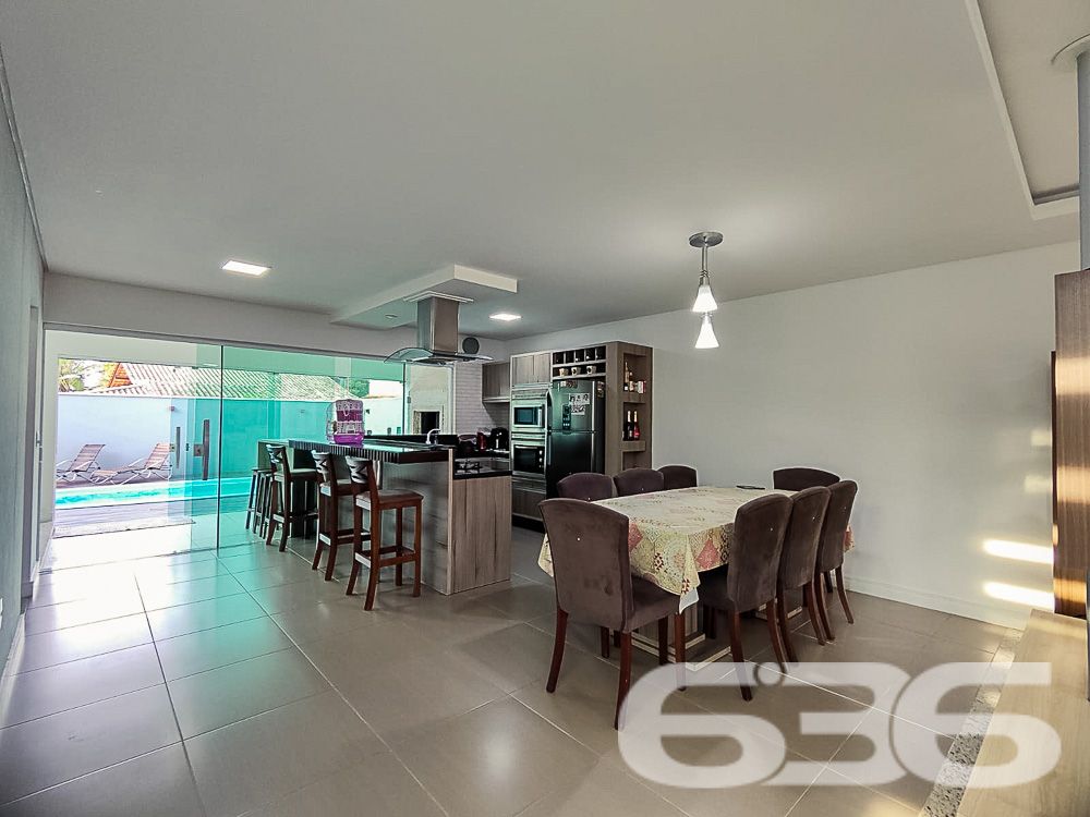 A residência de alto padrão, localizada no coração de Balneário Barra do Sul, é a definição de sofisticação, conforto e conveniência. A apenas 190 metros do mar, este imóvel de dois andares, oferece um verdadeiro refúgio de tranquilidade em uma rua pavimentada e com fácil acesso a tudo o que a cidade tem de melhor.

Suíte Master + 3 Suítes: Todas as suítes são amplas e contam com sacada privativa, proporcionando privacidade e uma vista encantadora da área externa.
Dormitório adicional no piso térreo: Ideal para hóspedes ou uso como escritório.
5 Banheiros completos
Área de festa integrada: Um amplo espaço de lazer com churrasqueira, perfeito para reunir amigos e familiares. A área de festas está conectada à sala de jogos e à piscina, criando um ambiente único de convivência.
Piscina com aquecimento solar: Desfrute de uma piscina aquecida instalada sobre um deck de madeira, ideal para relaxar em qualquer estação do ano.
Sistema de energia solar: Além de sustentável, reduz o consumo de energia elétrica da residência.
Sala de estar e sala de jantar amplas: Um espaço perfeito para momentos em família, com design moderno e elegante.
Copa e cozinha conjugadas: Cozinha totalmente equipada com eletrodomésticos de última geração e acabamento de alto padrão.
Garagem coberta para 2 carros
Área de serviço completa
Portão eletrônico e alarme: Segurança e praticidade para sua família.

Este imóvel foi projetado pensando no bem-estar de sua família. Todas as suítes são climatizadas, e os ambientes internos são integrados para proporcionar uma convivência mais prática e agradável. Com uma área de lazer completa, incluindo uma piscina aquecida, sala de jogos e área de festas, você terá tudo o que precisa para momentos de lazer sem sair de casa.

A residência está localizada no Centro, um dos mais valorizados de Balneário Barra do Sul, garantindo fácil acesso às principais vias da cidade, comércios, escolas e serviços essenciais. Estuda permuta.

Localização Estratégica:
Apenas 190 metros do mar
Próximo a escolas, hospitais, transporte público e serviços essenciais
Região segura e tranquila, perfeita para quem busca qualidade de vida

Não perca essa oportunidade de viver em uma residência de alto padrão em uma das regiões mais valorizadas de Balneário Barra do Sul. Agende já sua visita e venha conhecer seu novo lar!
 
636 NEGÓCIOS IMOBILIÁRIOS: A SUA MELHOR ESCOLHA
Com mais de 30 anos de experiência, a 636 Negócios Imobiliários é sua parceira ideal para encontrar o imóvel perfeito. Estamos prontos para ajudá-lo a fazer deste imóvel o seu novo lar.
 
Telefone: (47) 3451-0636
WhatsApp: (47) 99190-0636
 
Não perca esta oportunidade única. Visite nosso site para mais informações: i636.com.br