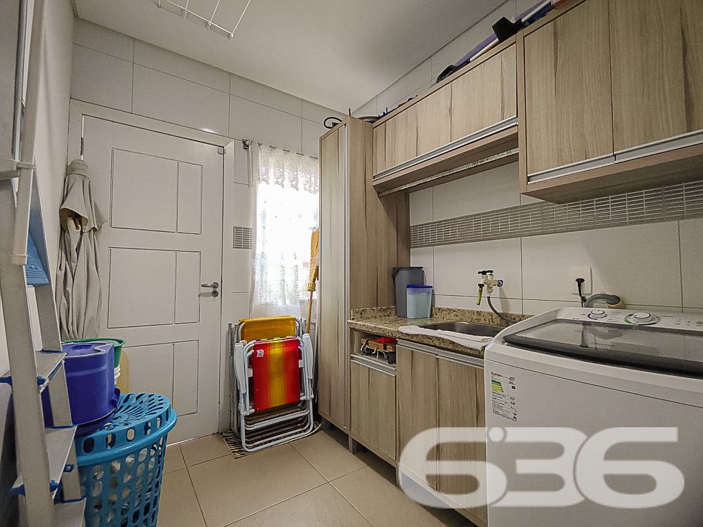 A residência de alto padrão, localizada no coração de Balneário Barra do Sul, é a definição de sofisticação, conforto e conveniência. A apenas 190 metros do mar, este imóvel de dois andares, oferece um verdadeiro refúgio de tranquilidade em uma rua pavimentada e com fácil acesso a tudo o que a cidade tem de melhor.

Suíte Master + 3 Suítes: Todas as suítes são amplas e contam com sacada privativa, proporcionando privacidade e uma vista encantadora da área externa.
Dormitório adicional no piso térreo: Ideal para hóspedes ou uso como escritório.
5 Banheiros completos
Área de festa integrada: Um amplo espaço de lazer com churrasqueira, perfeito para reunir amigos e familiares. A área de festas está conectada à sala de jogos e à piscina, criando um ambiente único de convivência.
Piscina com aquecimento solar: Desfrute de uma piscina aquecida instalada sobre um deck de madeira, ideal para relaxar em qualquer estação do ano.
Sistema de energia solar: Além de sustentável, reduz o consumo de energia elétrica da residência.
Sala de estar e sala de jantar amplas: Um espaço perfeito para momentos em família, com design moderno e elegante.
Copa e cozinha conjugadas: Cozinha totalmente equipada com eletrodomésticos de última geração e acabamento de alto padrão.
Garagem coberta para 2 carros
Área de serviço completa
Portão eletrônico e alarme: Segurança e praticidade para sua família.

Este imóvel foi projetado pensando no bem-estar de sua família. Todas as suítes são climatizadas, e os ambientes internos são integrados para proporcionar uma convivência mais prática e agradável. Com uma área de lazer completa, incluindo uma piscina aquecida, sala de jogos e área de festas, você terá tudo o que precisa para momentos de lazer sem sair de casa.

A residência está localizada no Centro, um dos mais valorizados de Balneário Barra do Sul, garantindo fácil acesso às principais vias da cidade, comércios, escolas e serviços essenciais. Estuda permuta.

Localização Estratégica:
Apenas 190 metros do mar
Próximo a escolas, hospitais, transporte público e serviços essenciais
Região segura e tranquila, perfeita para quem busca qualidade de vida

Não perca essa oportunidade de viver em uma residência de alto padrão em uma das regiões mais valorizadas de Balneário Barra do Sul. Agende já sua visita e venha conhecer seu novo lar!
 
636 NEGÓCIOS IMOBILIÁRIOS: A SUA MELHOR ESCOLHA
Com mais de 30 anos de experiência, a 636 Negócios Imobiliários é sua parceira ideal para encontrar o imóvel perfeito. Estamos prontos para ajudá-lo a fazer deste imóvel o seu novo lar.
 
Telefone: (47) 3451-0636
WhatsApp: (47) 99190-0636
 
Não perca esta oportunidade única. Visite nosso site para mais informações: i636.com.br