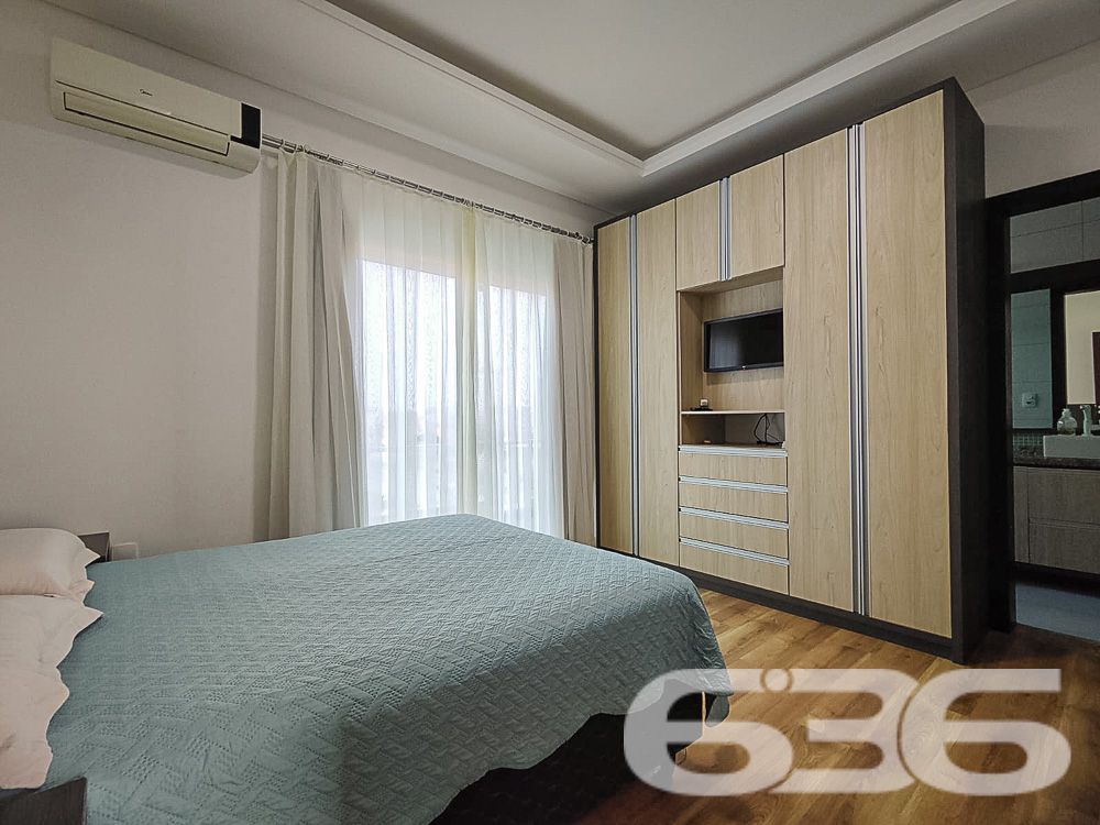 A residência de alto padrão, localizada no coração de Balneário Barra do Sul, é a definição de sofisticação, conforto e conveniência. A apenas 190 metros do mar, este imóvel de dois andares, oferece um verdadeiro refúgio de tranquilidade em uma rua pavimentada e com fácil acesso a tudo o que a cidade tem de melhor.

Suíte Master + 3 Suítes: Todas as suítes são amplas e contam com sacada privativa, proporcionando privacidade e uma vista encantadora da área externa.
Dormitório adicional no piso térreo: Ideal para hóspedes ou uso como escritório.
5 Banheiros completos
Área de festa integrada: Um amplo espaço de lazer com churrasqueira, perfeito para reunir amigos e familiares. A área de festas está conectada à sala de jogos e à piscina, criando um ambiente único de convivência.
Piscina com aquecimento solar: Desfrute de uma piscina aquecida instalada sobre um deck de madeira, ideal para relaxar em qualquer estação do ano.
Sistema de energia solar: Além de sustentável, reduz o consumo de energia elétrica da residência.
Sala de estar e sala de jantar amplas: Um espaço perfeito para momentos em família, com design moderno e elegante.
Copa e cozinha conjugadas: Cozinha totalmente equipada com eletrodomésticos de última geração e acabamento de alto padrão.
Garagem coberta para 2 carros
Área de serviço completa
Portão eletrônico e alarme: Segurança e praticidade para sua família.

Este imóvel foi projetado pensando no bem-estar de sua família. Todas as suítes são climatizadas, e os ambientes internos são integrados para proporcionar uma convivência mais prática e agradável. Com uma área de lazer completa, incluindo uma piscina aquecida, sala de jogos e área de festas, você terá tudo o que precisa para momentos de lazer sem sair de casa.

A residência está localizada no Centro, um dos mais valorizados de Balneário Barra do Sul, garantindo fácil acesso às principais vias da cidade, comércios, escolas e serviços essenciais. Estuda permuta.

Localização Estratégica:
Apenas 190 metros do mar
Próximo a escolas, hospitais, transporte público e serviços essenciais
Região segura e tranquila, perfeita para quem busca qualidade de vida

Não perca essa oportunidade de viver em uma residência de alto padrão em uma das regiões mais valorizadas de Balneário Barra do Sul. Agende já sua visita e venha conhecer seu novo lar!
 
636 NEGÓCIOS IMOBILIÁRIOS: A SUA MELHOR ESCOLHA
Com mais de 30 anos de experiência, a 636 Negócios Imobiliários é sua parceira ideal para encontrar o imóvel perfeito. Estamos prontos para ajudá-lo a fazer deste imóvel o seu novo lar.
 
Telefone: (47) 3451-0636
WhatsApp: (47) 99190-0636
 
Não perca esta oportunidade única. Visite nosso site para mais informações: i636.com.br