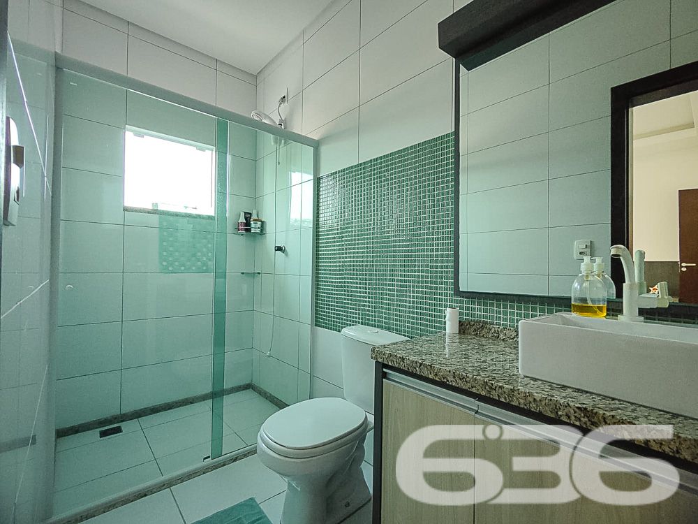 A residência de alto padrão, localizada no coração de Balneário Barra do Sul, é a definição de sofisticação, conforto e conveniência. A apenas 190 metros do mar, este imóvel de dois andares, oferece um verdadeiro refúgio de tranquilidade em uma rua pavimentada e com fácil acesso a tudo o que a cidade tem de melhor.

Suíte Master + 3 Suítes: Todas as suítes são amplas e contam com sacada privativa, proporcionando privacidade e uma vista encantadora da área externa.
Dormitório adicional no piso térreo: Ideal para hóspedes ou uso como escritório.
5 Banheiros completos
Área de festa integrada: Um amplo espaço de lazer com churrasqueira, perfeito para reunir amigos e familiares. A área de festas está conectada à sala de jogos e à piscina, criando um ambiente único de convivência.
Piscina com aquecimento solar: Desfrute de uma piscina aquecida instalada sobre um deck de madeira, ideal para relaxar em qualquer estação do ano.
Sistema de energia solar: Além de sustentável, reduz o consumo de energia elétrica da residência.
Sala de estar e sala de jantar amplas: Um espaço perfeito para momentos em família, com design moderno e elegante.
Copa e cozinha conjugadas: Cozinha totalmente equipada com eletrodomésticos de última geração e acabamento de alto padrão.
Garagem coberta para 2 carros
Área de serviço completa
Portão eletrônico e alarme: Segurança e praticidade para sua família.

Este imóvel foi projetado pensando no bem-estar de sua família. Todas as suítes são climatizadas, e os ambientes internos são integrados para proporcionar uma convivência mais prática e agradável. Com uma área de lazer completa, incluindo uma piscina aquecida, sala de jogos e área de festas, você terá tudo o que precisa para momentos de lazer sem sair de casa.

A residência está localizada no Centro, um dos mais valorizados de Balneário Barra do Sul, garantindo fácil acesso às principais vias da cidade, comércios, escolas e serviços essenciais. Estuda permuta.

Localização Estratégica:
Apenas 190 metros do mar
Próximo a escolas, hospitais, transporte público e serviços essenciais
Região segura e tranquila, perfeita para quem busca qualidade de vida

Não perca essa oportunidade de viver em uma residência de alto padrão em uma das regiões mais valorizadas de Balneário Barra do Sul. Agende já sua visita e venha conhecer seu novo lar!
 
636 NEGÓCIOS IMOBILIÁRIOS: A SUA MELHOR ESCOLHA
Com mais de 30 anos de experiência, a 636 Negócios Imobiliários é sua parceira ideal para encontrar o imóvel perfeito. Estamos prontos para ajudá-lo a fazer deste imóvel o seu novo lar.
 
Telefone: (47) 3451-0636
WhatsApp: (47) 99190-0636
 
Não perca esta oportunidade única. Visite nosso site para mais informações: i636.com.br