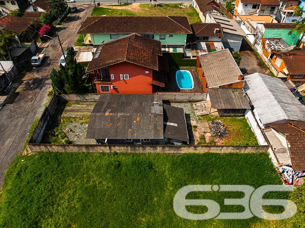 Excelente Oportunidade de Investimento!

Se você está em busca de um terreno com localização estratégica em Joinville, a 636 Negócios Imobiliários apresenta esta incrível oportunidade no bairro Itaum. Com área total de 414m², este terreno oferece o espaço ideal para construção residencial ou comercial, sendo uma excelente escolha para quem deseja investir em um dos bairros que mais se valorizam na cidade.

O terreno possui uma ótima localização, próximo a comércios, escolas e serviços essenciais, garantindo praticidade no dia a dia.  O bairro Itaum é conhecido por seu desenvolvimento constante, sendo uma excelente opção para quem busca investir em Joinville.

Visão de Investimento:

Com um mercado imobiliário em constante crescimento, esta é uma oportunidade única para quem busca um terreno que alia boa localização e preço competitivo. Ideal para quem deseja construir sua casa própria ou mesmo investir em um projeto imobiliário. A proximidade com grandes vias de acesso e centros comerciais torna este imóvel ainda mais atrativo.

Entre em contato:

Não perca essa oportunidade! Agende uma visita para conhecer todos os detalhes deste terreno e visualize o potencial que ele oferece. Nossa equipe de especialistas está pronta para auxiliá-lo em todas as etapas do processo de compra.
 
636 NEGÓCIOS IMOBILIÁRIOS: A SUA MELHOR ESCOLHA
Com mais de 30 anos de experiência, a 636 Negócios Imobiliários é sua parceira ideal para encontrar o imóvel perfeito. Estamos prontos para ajudá-lo a fazer deste imóvel o seu novo lar.
 
Telefone: (47) 3451-0636
WhatsApp: (47) 99190-0636
 
Não perca esta oportunidade única. Visite nosso site para mais informações: i636.com.br