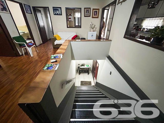 Grande oportunidade no bairro Comasa, Joinville – Residência com área comercial e amplos espaços!
Localizado em uma das regiões mais estratégicas de Joinville, no bairro Comasa, este imóvel oferece uma combinação única de conforto residencial e potencial comercial. Ideal para quem busca um imóvel completo, com excelente localização, espaçoso e com estrutura pronta para investir.
O imóvel dispõe de 5 vagas de garagem cobertas, o que o torna ideal para famílias que necessitam de espaço adicional para veículos ou que desejam usar o imóvel para atividades comerciais.
Características do Imóvel:
O imóvel inclui uma sala comercial já locada, com 3 vagas de estacionamento exclusivas para clientes. Além disso, há uma kitnet independente, com quarto, cozinha, banheiro e lavanderia, também locada. Nos fundos, há uma ampla sala que pode ser utilizada como depósito.
No segundo andar, a área residencial se destaca pelo conforto e funcionalidade. A casa conta com uma sala gigante, ideal para reuniões familiares ou momentos de lazer, uma cozinha ampla, uma suíte e 3 quartos adicionais, todos com excelente iluminação natural. A sacada oferece uma vista agradável e é um espaço ideal para relaxar. Há também uma área de festas com churrasqueira, perfeita para receber amigos e familiares.
Diferenciais do Imóvel:
Localização privilegiada: O imóvel está próximo de vias de acesso, transporte público, escolas, hospitais e serviços essenciais, além de ser de fácil acesso ao centro de Joinville.
Composição:
5 vagas de garagem coberta
4 banheiros
1 suíte + 3 dormitórios amplos
Sala de estar e jantar integradas
Área de festas com churrasqueira
Cozinha ampla e iluminada
Sacada
Móveis embutidos
Permite animais
Esta é uma oportunidade única em Joinville, tanto para quem busca um imóvel para morar quanto para quem deseja investir. Agende uma visita e venha conhecer de perto todos os diferenciais que este imóvel tem a oferecer!
636 NEGÓCIOS IMOBILIÁRIOS: A SUA MELHOR ESCOLHA
Com mais de 30 anos de experiência, a 636 Negócios Imobiliários é sua parceira ideal para encontrar o imóvel perfeito. Estamos prontos para ajudá-lo a fazer deste imóvel o seu novo lar.
Telefone: (47) 3451-0636
WhatsApp: (47) 99190-0636
Não perca esta oportunidade única. Visite nosso site para mais informações: i636.com.br