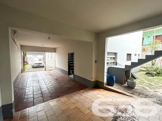 Grande oportunidade no bairro Comasa, Joinville – Residência com área comercial e amplos espaços!
Localizado em uma das regiões mais estratégicas de Joinville, no bairro Comasa, este imóvel oferece uma combinação única de conforto residencial e potencial comercial. Ideal para quem busca um imóvel completo, com excelente localização, espaçoso e com estrutura pronta para investir.
O imóvel dispõe de 5 vagas de garagem cobertas, o que o torna ideal para famílias que necessitam de espaço adicional para veículos ou que desejam usar o imóvel para atividades comerciais.
Características do Imóvel:
O imóvel inclui uma sala comercial já locada, com 3 vagas de estacionamento exclusivas para clientes. Além disso, há uma kitnet independente, com quarto, cozinha, banheiro e lavanderia, também locada. Nos fundos, há uma ampla sala que pode ser utilizada como depósito.
No segundo andar, a área residencial se destaca pelo conforto e funcionalidade. A casa conta com uma sala gigante, ideal para reuniões familiares ou momentos de lazer, uma cozinha ampla, uma suíte e 3 quartos adicionais, todos com excelente iluminação natural. A sacada oferece uma vista agradável e é um espaço ideal para relaxar. Há também uma área de festas com churrasqueira, perfeita para receber amigos e familiares.
Diferenciais do Imóvel:
Localização privilegiada: O imóvel está próximo de vias de acesso, transporte público, escolas, hospitais e serviços essenciais, além de ser de fácil acesso ao centro de Joinville.
Composição:
5 vagas de garagem coberta
4 banheiros
1 suíte + 3 dormitórios amplos
Sala de estar e jantar integradas
Área de festas com churrasqueira
Cozinha ampla e iluminada
Sacada
Móveis embutidos
Permite animais
Esta é uma oportunidade única em Joinville, tanto para quem busca um imóvel para morar quanto para quem deseja investir. Agende uma visita e venha conhecer de perto todos os diferenciais que este imóvel tem a oferecer!
636 NEGÓCIOS IMOBILIÁRIOS: A SUA MELHOR ESCOLHA
Com mais de 30 anos de experiência, a 636 Negócios Imobiliários é sua parceira ideal para encontrar o imóvel perfeito. Estamos prontos para ajudá-lo a fazer deste imóvel o seu novo lar.
Telefone: (47) 3451-0636
WhatsApp: (47) 99190-0636
Não perca esta oportunidade única. Visite nosso site para mais informações: i636.com.br