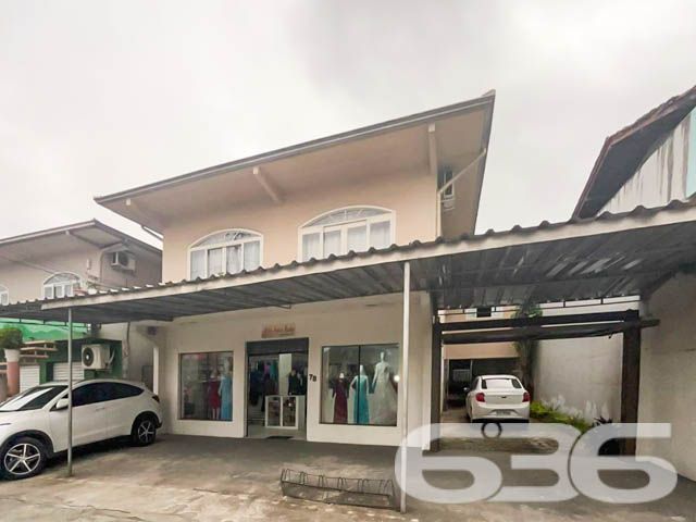 Grande oportunidade no bairro Comasa, Joinville – Residência com área comercial e amplos espaços!
Localizado em uma das regiões mais estratégicas de Joinville, no bairro Comasa, este imóvel oferece uma combinação única de conforto residencial e potencial comercial. Ideal para quem busca um imóvel completo, com excelente localização, espaçoso e com estrutura pronta para investir.
O imóvel dispõe de 5 vagas de garagem cobertas, o que o torna ideal para famílias que necessitam de espaço adicional para veículos ou que desejam usar o imóvel para atividades comerciais.
Características do Imóvel:
O imóvel inclui uma sala comercial já locada, com 3 vagas de estacionamento exclusivas para clientes. Além disso, há uma kitnet independente, com quarto, cozinha, banheiro e lavanderia, também locada. Nos fundos, há uma ampla sala que pode ser utilizada como depósito.
No segundo andar, a área residencial se destaca pelo conforto e funcionalidade. A casa conta com uma sala gigante, ideal para reuniões familiares ou momentos de lazer, uma cozinha ampla, uma suíte e 3 quartos adicionais, todos com excelente iluminação natural. A sacada oferece uma vista agradável e é um espaço ideal para relaxar. Há também uma área de festas com churrasqueira, perfeita para receber amigos e familiares.
Diferenciais do Imóvel:
Localização privilegiada: O imóvel está próximo de vias de acesso, transporte público, escolas, hospitais e serviços essenciais, além de ser de fácil acesso ao centro de Joinville.
Composição:
5 vagas de garagem coberta
4 banheiros
1 suíte + 3 dormitórios amplos
Sala de estar e jantar integradas
Área de festas com churrasqueira
Cozinha ampla e iluminada
Sacada
Móveis embutidos
Permite animais
Esta é uma oportunidade única em Joinville, tanto para quem busca um imóvel para morar quanto para quem deseja investir. Agende uma visita e venha conhecer de perto todos os diferenciais que este imóvel tem a oferecer!
636 NEGÓCIOS IMOBILIÁRIOS: A SUA MELHOR ESCOLHA
Com mais de 30 anos de experiência, a 636 Negócios Imobiliários é sua parceira ideal para encontrar o imóvel perfeito. Estamos prontos para ajudá-lo a fazer deste imóvel o seu novo lar.
Telefone: (47) 3451-0636
WhatsApp: (47) 99190-0636
Não perca esta oportunidade única. Visite nosso site para mais informações: i636.com.br