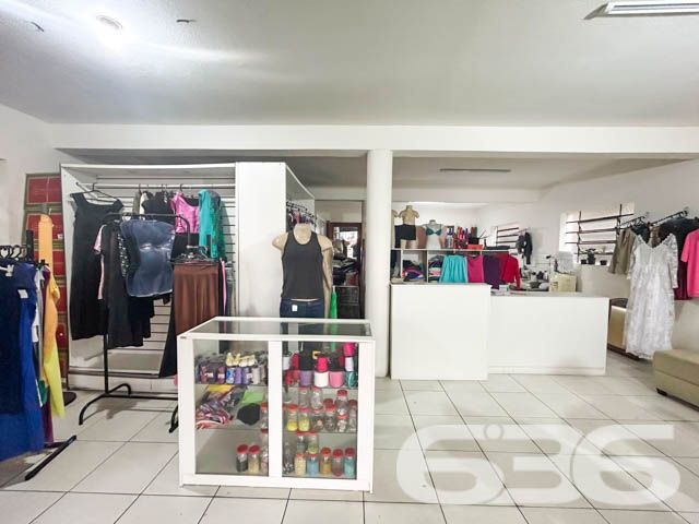 Grande oportunidade no bairro Comasa, Joinville – Residência com área comercial e amplos espaços!
Localizado em uma das regiões mais estratégicas de Joinville, no bairro Comasa, este imóvel oferece uma combinação única de conforto residencial e potencial comercial. Ideal para quem busca um imóvel completo, com excelente localização, espaçoso e com estrutura pronta para investir.
O imóvel dispõe de 5 vagas de garagem cobertas, o que o torna ideal para famílias que necessitam de espaço adicional para veículos ou que desejam usar o imóvel para atividades comerciais.
Características do Imóvel:
O imóvel inclui uma sala comercial já locada, com 3 vagas de estacionamento exclusivas para clientes. Além disso, há uma kitnet independente, com quarto, cozinha, banheiro e lavanderia, também locada. Nos fundos, há uma ampla sala que pode ser utilizada como depósito.
No segundo andar, a área residencial se destaca pelo conforto e funcionalidade. A casa conta com uma sala gigante, ideal para reuniões familiares ou momentos de lazer, uma cozinha ampla, uma suíte e 3 quartos adicionais, todos com excelente iluminação natural. A sacada oferece uma vista agradável e é um espaço ideal para relaxar. Há também uma área de festas com churrasqueira, perfeita para receber amigos e familiares.
Diferenciais do Imóvel:
Localização privilegiada: O imóvel está próximo de vias de acesso, transporte público, escolas, hospitais e serviços essenciais, além de ser de fácil acesso ao centro de Joinville.
Composição:
5 vagas de garagem coberta
4 banheiros
1 suíte + 3 dormitórios amplos
Sala de estar e jantar integradas
Área de festas com churrasqueira
Cozinha ampla e iluminada
Sacada
Móveis embutidos
Permite animais
Esta é uma oportunidade única em Joinville, tanto para quem busca um imóvel para morar quanto para quem deseja investir. Agende uma visita e venha conhecer de perto todos os diferenciais que este imóvel tem a oferecer!
636 NEGÓCIOS IMOBILIÁRIOS: A SUA MELHOR ESCOLHA
Com mais de 30 anos de experiência, a 636 Negócios Imobiliários é sua parceira ideal para encontrar o imóvel perfeito. Estamos prontos para ajudá-lo a fazer deste imóvel o seu novo lar.
Telefone: (47) 3451-0636
WhatsApp: (47) 99190-0636
Não perca esta oportunidade única. Visite nosso site para mais informações: i636.com.br