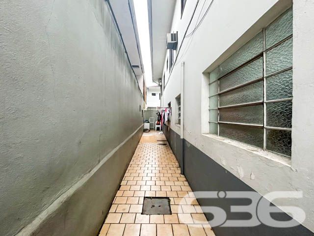 Grande oportunidade no bairro Comasa, Joinville – Residência com área comercial e amplos espaços!
Localizado em uma das regiões mais estratégicas de Joinville, no bairro Comasa, este imóvel oferece uma combinação única de conforto residencial e potencial comercial. Ideal para quem busca um imóvel completo, com excelente localização, espaçoso e com estrutura pronta para investir.
O imóvel dispõe de 5 vagas de garagem cobertas, o que o torna ideal para famílias que necessitam de espaço adicional para veículos ou que desejam usar o imóvel para atividades comerciais.
Características do Imóvel:
O imóvel inclui uma sala comercial já locada, com 3 vagas de estacionamento exclusivas para clientes. Além disso, há uma kitnet independente, com quarto, cozinha, banheiro e lavanderia, também locada. Nos fundos, há uma ampla sala que pode ser utilizada como depósito.
No segundo andar, a área residencial se destaca pelo conforto e funcionalidade. A casa conta com uma sala gigante, ideal para reuniões familiares ou momentos de lazer, uma cozinha ampla, uma suíte e 3 quartos adicionais, todos com excelente iluminação natural. A sacada oferece uma vista agradável e é um espaço ideal para relaxar. Há também uma área de festas com churrasqueira, perfeita para receber amigos e familiares.
Diferenciais do Imóvel:
Localização privilegiada: O imóvel está próximo de vias de acesso, transporte público, escolas, hospitais e serviços essenciais, além de ser de fácil acesso ao centro de Joinville.
Composição:
5 vagas de garagem coberta
4 banheiros
1 suíte + 3 dormitórios amplos
Sala de estar e jantar integradas
Área de festas com churrasqueira
Cozinha ampla e iluminada
Sacada
Móveis embutidos
Permite animais
Esta é uma oportunidade única em Joinville, tanto para quem busca um imóvel para morar quanto para quem deseja investir. Agende uma visita e venha conhecer de perto todos os diferenciais que este imóvel tem a oferecer!
636 NEGÓCIOS IMOBILIÁRIOS: A SUA MELHOR ESCOLHA
Com mais de 30 anos de experiência, a 636 Negócios Imobiliários é sua parceira ideal para encontrar o imóvel perfeito. Estamos prontos para ajudá-lo a fazer deste imóvel o seu novo lar.
Telefone: (47) 3451-0636
WhatsApp: (47) 99190-0636
Não perca esta oportunidade única. Visite nosso site para mais informações: i636.com.br