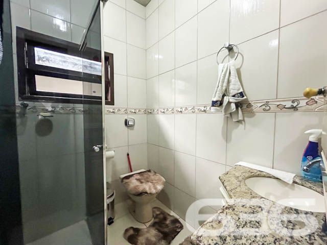 Grande oportunidade no bairro Comasa, Joinville – Residência com área comercial e amplos espaços!
Localizado em uma das regiões mais estratégicas de Joinville, no bairro Comasa, este imóvel oferece uma combinação única de conforto residencial e potencial comercial. Ideal para quem busca um imóvel completo, com excelente localização, espaçoso e com estrutura pronta para investir.
O imóvel dispõe de 5 vagas de garagem cobertas, o que o torna ideal para famílias que necessitam de espaço adicional para veículos ou que desejam usar o imóvel para atividades comerciais.
Características do Imóvel:
O imóvel inclui uma sala comercial já locada, com 3 vagas de estacionamento exclusivas para clientes. Além disso, há uma kitnet independente, com quarto, cozinha, banheiro e lavanderia, também locada. Nos fundos, há uma ampla sala que pode ser utilizada como depósito.
No segundo andar, a área residencial se destaca pelo conforto e funcionalidade. A casa conta com uma sala gigante, ideal para reuniões familiares ou momentos de lazer, uma cozinha ampla, uma suíte e 3 quartos adicionais, todos com excelente iluminação natural. A sacada oferece uma vista agradável e é um espaço ideal para relaxar. Há também uma área de festas com churrasqueira, perfeita para receber amigos e familiares.
Diferenciais do Imóvel:
Localização privilegiada: O imóvel está próximo de vias de acesso, transporte público, escolas, hospitais e serviços essenciais, além de ser de fácil acesso ao centro de Joinville.
Composição:
5 vagas de garagem coberta
4 banheiros
1 suíte + 3 dormitórios amplos
Sala de estar e jantar integradas
Área de festas com churrasqueira
Cozinha ampla e iluminada
Sacada
Móveis embutidos
Permite animais
Esta é uma oportunidade única em Joinville, tanto para quem busca um imóvel para morar quanto para quem deseja investir. Agende uma visita e venha conhecer de perto todos os diferenciais que este imóvel tem a oferecer!
636 NEGÓCIOS IMOBILIÁRIOS: A SUA MELHOR ESCOLHA
Com mais de 30 anos de experiência, a 636 Negócios Imobiliários é sua parceira ideal para encontrar o imóvel perfeito. Estamos prontos para ajudá-lo a fazer deste imóvel o seu novo lar.
Telefone: (47) 3451-0636
WhatsApp: (47) 99190-0636
Não perca esta oportunidade única. Visite nosso site para mais informações: i636.com.br