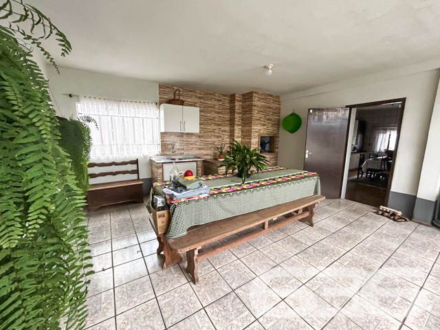 Grande oportunidade no bairro Comasa, Joinville – Residência com área comercial e amplos espaços!
Localizado em uma das regiões mais estratégicas de Joinville, no bairro Comasa, este imóvel oferece uma combinação única de conforto residencial e potencial comercial. Ideal para quem busca um imóvel completo, com excelente localização, espaçoso e com estrutura pronta para investir.
O imóvel dispõe de 5 vagas de garagem cobertas, o que o torna ideal para famílias que necessitam de espaço adicional para veículos ou que desejam usar o imóvel para atividades comerciais.
Características do Imóvel:
O imóvel inclui uma sala comercial já locada, com 3 vagas de estacionamento exclusivas para clientes. Além disso, há uma kitnet independente, com quarto, cozinha, banheiro e lavanderia, também locada. Nos fundos, há uma ampla sala que pode ser utilizada como depósito.
No segundo andar, a área residencial se destaca pelo conforto e funcionalidade. A casa conta com uma sala gigante, ideal para reuniões familiares ou momentos de lazer, uma cozinha ampla, uma suíte e 3 quartos adicionais, todos com excelente iluminação natural. A sacada oferece uma vista agradável e é um espaço ideal para relaxar. Há também uma área de festas com churrasqueira, perfeita para receber amigos e familiares.
Diferenciais do Imóvel:
Localização privilegiada: O imóvel está próximo de vias de acesso, transporte público, escolas, hospitais e serviços essenciais, além de ser de fácil acesso ao centro de Joinville.
Composição:
5 vagas de garagem coberta
4 banheiros
1 suíte + 3 dormitórios amplos
Sala de estar e jantar integradas
Área de festas com churrasqueira
Cozinha ampla e iluminada
Sacada
Móveis embutidos
Permite animais
Esta é uma oportunidade única em Joinville, tanto para quem busca um imóvel para morar quanto para quem deseja investir. Agende uma visita e venha conhecer de perto todos os diferenciais que este imóvel tem a oferecer!
636 NEGÓCIOS IMOBILIÁRIOS: A SUA MELHOR ESCOLHA
Com mais de 30 anos de experiência, a 636 Negócios Imobiliários é sua parceira ideal para encontrar o imóvel perfeito. Estamos prontos para ajudá-lo a fazer deste imóvel o seu novo lar.
Telefone: (47) 3451-0636
WhatsApp: (47) 99190-0636
Não perca esta oportunidade única. Visite nosso site para mais informações: i636.com.br