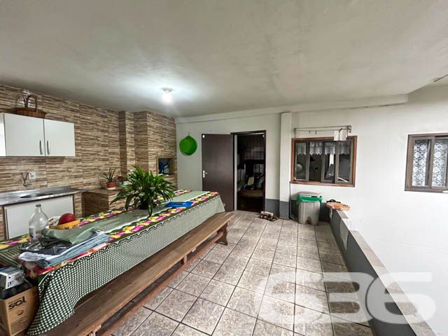 Grande oportunidade no bairro Comasa, Joinville – Residência com área comercial e amplos espaços!
Localizado em uma das regiões mais estratégicas de Joinville, no bairro Comasa, este imóvel oferece uma combinação única de conforto residencial e potencial comercial. Ideal para quem busca um imóvel completo, com excelente localização, espaçoso e com estrutura pronta para investir.
O imóvel dispõe de 5 vagas de garagem cobertas, o que o torna ideal para famílias que necessitam de espaço adicional para veículos ou que desejam usar o imóvel para atividades comerciais.
Características do Imóvel:
O imóvel inclui uma sala comercial já locada, com 3 vagas de estacionamento exclusivas para clientes. Além disso, há uma kitnet independente, com quarto, cozinha, banheiro e lavanderia, também locada. Nos fundos, há uma ampla sala que pode ser utilizada como depósito.
No segundo andar, a área residencial se destaca pelo conforto e funcionalidade. A casa conta com uma sala gigante, ideal para reuniões familiares ou momentos de lazer, uma cozinha ampla, uma suíte e 3 quartos adicionais, todos com excelente iluminação natural. A sacada oferece uma vista agradável e é um espaço ideal para relaxar. Há também uma área de festas com churrasqueira, perfeita para receber amigos e familiares.
Diferenciais do Imóvel:
Localização privilegiada: O imóvel está próximo de vias de acesso, transporte público, escolas, hospitais e serviços essenciais, além de ser de fácil acesso ao centro de Joinville.
Composição:
5 vagas de garagem coberta
4 banheiros
1 suíte + 3 dormitórios amplos
Sala de estar e jantar integradas
Área de festas com churrasqueira
Cozinha ampla e iluminada
Sacada
Móveis embutidos
Permite animais
Esta é uma oportunidade única em Joinville, tanto para quem busca um imóvel para morar quanto para quem deseja investir. Agende uma visita e venha conhecer de perto todos os diferenciais que este imóvel tem a oferecer!
636 NEGÓCIOS IMOBILIÁRIOS: A SUA MELHOR ESCOLHA
Com mais de 30 anos de experiência, a 636 Negócios Imobiliários é sua parceira ideal para encontrar o imóvel perfeito. Estamos prontos para ajudá-lo a fazer deste imóvel o seu novo lar.
Telefone: (47) 3451-0636
WhatsApp: (47) 99190-0636
Não perca esta oportunidade única. Visite nosso site para mais informações: i636.com.br