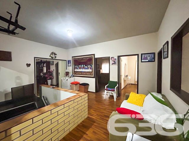 Grande oportunidade no bairro Comasa, Joinville – Residência com área comercial e amplos espaços!
Localizado em uma das regiões mais estratégicas de Joinville, no bairro Comasa, este imóvel oferece uma combinação única de conforto residencial e potencial comercial. Ideal para quem busca um imóvel completo, com excelente localização, espaçoso e com estrutura pronta para investir.
O imóvel dispõe de 5 vagas de garagem cobertas, o que o torna ideal para famílias que necessitam de espaço adicional para veículos ou que desejam usar o imóvel para atividades comerciais.
Características do Imóvel:
O imóvel inclui uma sala comercial já locada, com 3 vagas de estacionamento exclusivas para clientes. Além disso, há uma kitnet independente, com quarto, cozinha, banheiro e lavanderia, também locada. Nos fundos, há uma ampla sala que pode ser utilizada como depósito.
No segundo andar, a área residencial se destaca pelo conforto e funcionalidade. A casa conta com uma sala gigante, ideal para reuniões familiares ou momentos de lazer, uma cozinha ampla, uma suíte e 3 quartos adicionais, todos com excelente iluminação natural. A sacada oferece uma vista agradável e é um espaço ideal para relaxar. Há também uma área de festas com churrasqueira, perfeita para receber amigos e familiares.
Diferenciais do Imóvel:
Localização privilegiada: O imóvel está próximo de vias de acesso, transporte público, escolas, hospitais e serviços essenciais, além de ser de fácil acesso ao centro de Joinville.
Composição:
5 vagas de garagem coberta
4 banheiros
1 suíte + 3 dormitórios amplos
Sala de estar e jantar integradas
Área de festas com churrasqueira
Cozinha ampla e iluminada
Sacada
Móveis embutidos
Permite animais
Esta é uma oportunidade única em Joinville, tanto para quem busca um imóvel para morar quanto para quem deseja investir. Agende uma visita e venha conhecer de perto todos os diferenciais que este imóvel tem a oferecer!
636 NEGÓCIOS IMOBILIÁRIOS: A SUA MELHOR ESCOLHA
Com mais de 30 anos de experiência, a 636 Negócios Imobiliários é sua parceira ideal para encontrar o imóvel perfeito. Estamos prontos para ajudá-lo a fazer deste imóvel o seu novo lar.
Telefone: (47) 3451-0636
WhatsApp: (47) 99190-0636
Não perca esta oportunidade única. Visite nosso site para mais informações: i636.com.br