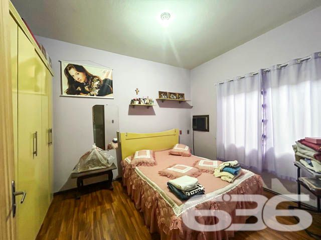 Grande oportunidade no bairro Comasa, Joinville – Residência com área comercial e amplos espaços!
Localizado em uma das regiões mais estratégicas de Joinville, no bairro Comasa, este imóvel oferece uma combinação única de conforto residencial e potencial comercial. Ideal para quem busca um imóvel completo, com excelente localização, espaçoso e com estrutura pronta para investir.
O imóvel dispõe de 5 vagas de garagem cobertas, o que o torna ideal para famílias que necessitam de espaço adicional para veículos ou que desejam usar o imóvel para atividades comerciais.
Características do Imóvel:
O imóvel inclui uma sala comercial já locada, com 3 vagas de estacionamento exclusivas para clientes. Além disso, há uma kitnet independente, com quarto, cozinha, banheiro e lavanderia, também locada. Nos fundos, há uma ampla sala que pode ser utilizada como depósito.
No segundo andar, a área residencial se destaca pelo conforto e funcionalidade. A casa conta com uma sala gigante, ideal para reuniões familiares ou momentos de lazer, uma cozinha ampla, uma suíte e 3 quartos adicionais, todos com excelente iluminação natural. A sacada oferece uma vista agradável e é um espaço ideal para relaxar. Há também uma área de festas com churrasqueira, perfeita para receber amigos e familiares.
Diferenciais do Imóvel:
Localização privilegiada: O imóvel está próximo de vias de acesso, transporte público, escolas, hospitais e serviços essenciais, além de ser de fácil acesso ao centro de Joinville.
Composição:
5 vagas de garagem coberta
4 banheiros
1 suíte + 3 dormitórios amplos
Sala de estar e jantar integradas
Área de festas com churrasqueira
Cozinha ampla e iluminada
Sacada
Móveis embutidos
Permite animais
Esta é uma oportunidade única em Joinville, tanto para quem busca um imóvel para morar quanto para quem deseja investir. Agende uma visita e venha conhecer de perto todos os diferenciais que este imóvel tem a oferecer!
636 NEGÓCIOS IMOBILIÁRIOS: A SUA MELHOR ESCOLHA
Com mais de 30 anos de experiência, a 636 Negócios Imobiliários é sua parceira ideal para encontrar o imóvel perfeito. Estamos prontos para ajudá-lo a fazer deste imóvel o seu novo lar.
Telefone: (47) 3451-0636
WhatsApp: (47) 99190-0636
Não perca esta oportunidade única. Visite nosso site para mais informações: i636.com.br