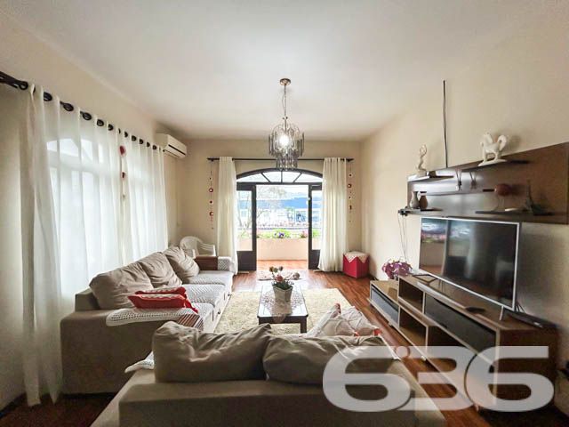 Grande oportunidade no bairro Comasa, Joinville – Residência com área comercial e amplos espaços!
Localizado em uma das regiões mais estratégicas de Joinville, no bairro Comasa, este imóvel oferece uma combinação única de conforto residencial e potencial comercial. Ideal para quem busca um imóvel completo, com excelente localização, espaçoso e com estrutura pronta para investir.
O imóvel dispõe de 5 vagas de garagem cobertas, o que o torna ideal para famílias que necessitam de espaço adicional para veículos ou que desejam usar o imóvel para atividades comerciais.
Características do Imóvel:
O imóvel inclui uma sala comercial já locada, com 3 vagas de estacionamento exclusivas para clientes. Além disso, há uma kitnet independente, com quarto, cozinha, banheiro e lavanderia, também locada. Nos fundos, há uma ampla sala que pode ser utilizada como depósito.
No segundo andar, a área residencial se destaca pelo conforto e funcionalidade. A casa conta com uma sala gigante, ideal para reuniões familiares ou momentos de lazer, uma cozinha ampla, uma suíte e 3 quartos adicionais, todos com excelente iluminação natural. A sacada oferece uma vista agradável e é um espaço ideal para relaxar. Há também uma área de festas com churrasqueira, perfeita para receber amigos e familiares.
Diferenciais do Imóvel:
Localização privilegiada: O imóvel está próximo de vias de acesso, transporte público, escolas, hospitais e serviços essenciais, além de ser de fácil acesso ao centro de Joinville.
Composição:
5 vagas de garagem coberta
4 banheiros
1 suíte + 3 dormitórios amplos
Sala de estar e jantar integradas
Área de festas com churrasqueira
Cozinha ampla e iluminada
Sacada
Móveis embutidos
Permite animais
Esta é uma oportunidade única em Joinville, tanto para quem busca um imóvel para morar quanto para quem deseja investir. Agende uma visita e venha conhecer de perto todos os diferenciais que este imóvel tem a oferecer!
636 NEGÓCIOS IMOBILIÁRIOS: A SUA MELHOR ESCOLHA
Com mais de 30 anos de experiência, a 636 Negócios Imobiliários é sua parceira ideal para encontrar o imóvel perfeito. Estamos prontos para ajudá-lo a fazer deste imóvel o seu novo lar.
Telefone: (47) 3451-0636
WhatsApp: (47) 99190-0636
Não perca esta oportunidade única. Visite nosso site para mais informações: i636.com.br
