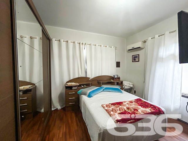 Grande oportunidade no bairro Comasa, Joinville – Residência com área comercial e amplos espaços!
Localizado em uma das regiões mais estratégicas de Joinville, no bairro Comasa, este imóvel oferece uma combinação única de conforto residencial e potencial comercial. Ideal para quem busca um imóvel completo, com excelente localização, espaçoso e com estrutura pronta para investir.
O imóvel dispõe de 5 vagas de garagem cobertas, o que o torna ideal para famílias que necessitam de espaço adicional para veículos ou que desejam usar o imóvel para atividades comerciais.
Características do Imóvel:
O imóvel inclui uma sala comercial já locada, com 3 vagas de estacionamento exclusivas para clientes. Além disso, há uma kitnet independente, com quarto, cozinha, banheiro e lavanderia, também locada. Nos fundos, há uma ampla sala que pode ser utilizada como depósito.
No segundo andar, a área residencial se destaca pelo conforto e funcionalidade. A casa conta com uma sala gigante, ideal para reuniões familiares ou momentos de lazer, uma cozinha ampla, uma suíte e 3 quartos adicionais, todos com excelente iluminação natural. A sacada oferece uma vista agradável e é um espaço ideal para relaxar. Há também uma área de festas com churrasqueira, perfeita para receber amigos e familiares.
Diferenciais do Imóvel:
Localização privilegiada: O imóvel está próximo de vias de acesso, transporte público, escolas, hospitais e serviços essenciais, além de ser de fácil acesso ao centro de Joinville.
Composição:
5 vagas de garagem coberta
4 banheiros
1 suíte + 3 dormitórios amplos
Sala de estar e jantar integradas
Área de festas com churrasqueira
Cozinha ampla e iluminada
Sacada
Móveis embutidos
Permite animais
Esta é uma oportunidade única em Joinville, tanto para quem busca um imóvel para morar quanto para quem deseja investir. Agende uma visita e venha conhecer de perto todos os diferenciais que este imóvel tem a oferecer!
636 NEGÓCIOS IMOBILIÁRIOS: A SUA MELHOR ESCOLHA
Com mais de 30 anos de experiência, a 636 Negócios Imobiliários é sua parceira ideal para encontrar o imóvel perfeito. Estamos prontos para ajudá-lo a fazer deste imóvel o seu novo lar.
Telefone: (47) 3451-0636
WhatsApp: (47) 99190-0636
Não perca esta oportunidade única. Visite nosso site para mais informações: i636.com.br