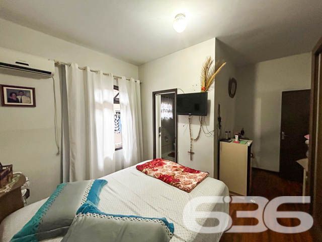 Grande oportunidade no bairro Comasa, Joinville – Residência com área comercial e amplos espaços!
Localizado em uma das regiões mais estratégicas de Joinville, no bairro Comasa, este imóvel oferece uma combinação única de conforto residencial e potencial comercial. Ideal para quem busca um imóvel completo, com excelente localização, espaçoso e com estrutura pronta para investir.
O imóvel dispõe de 5 vagas de garagem cobertas, o que o torna ideal para famílias que necessitam de espaço adicional para veículos ou que desejam usar o imóvel para atividades comerciais.
Características do Imóvel:
O imóvel inclui uma sala comercial já locada, com 3 vagas de estacionamento exclusivas para clientes. Além disso, há uma kitnet independente, com quarto, cozinha, banheiro e lavanderia, também locada. Nos fundos, há uma ampla sala que pode ser utilizada como depósito.
No segundo andar, a área residencial se destaca pelo conforto e funcionalidade. A casa conta com uma sala gigante, ideal para reuniões familiares ou momentos de lazer, uma cozinha ampla, uma suíte e 3 quartos adicionais, todos com excelente iluminação natural. A sacada oferece uma vista agradável e é um espaço ideal para relaxar. Há também uma área de festas com churrasqueira, perfeita para receber amigos e familiares.
Diferenciais do Imóvel:
Localização privilegiada: O imóvel está próximo de vias de acesso, transporte público, escolas, hospitais e serviços essenciais, além de ser de fácil acesso ao centro de Joinville.
Composição:
5 vagas de garagem coberta
4 banheiros
1 suíte + 3 dormitórios amplos
Sala de estar e jantar integradas
Área de festas com churrasqueira
Cozinha ampla e iluminada
Sacada
Móveis embutidos
Permite animais
Esta é uma oportunidade única em Joinville, tanto para quem busca um imóvel para morar quanto para quem deseja investir. Agende uma visita e venha conhecer de perto todos os diferenciais que este imóvel tem a oferecer!
636 NEGÓCIOS IMOBILIÁRIOS: A SUA MELHOR ESCOLHA
Com mais de 30 anos de experiência, a 636 Negócios Imobiliários é sua parceira ideal para encontrar o imóvel perfeito. Estamos prontos para ajudá-lo a fazer deste imóvel o seu novo lar.
Telefone: (47) 3451-0636
WhatsApp: (47) 99190-0636
Não perca esta oportunidade única. Visite nosso site para mais informações: i636.com.br