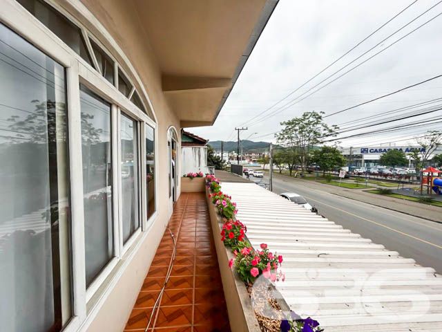 Grande oportunidade no bairro Comasa, Joinville – Residência com área comercial e amplos espaços!
Localizado em uma das regiões mais estratégicas de Joinville, no bairro Comasa, este imóvel oferece uma combinação única de conforto residencial e potencial comercial. Ideal para quem busca um imóvel completo, com excelente localização, espaçoso e com estrutura pronta para investir.
O imóvel dispõe de 5 vagas de garagem cobertas, o que o torna ideal para famílias que necessitam de espaço adicional para veículos ou que desejam usar o imóvel para atividades comerciais.
Características do Imóvel:
O imóvel inclui uma sala comercial já locada, com 3 vagas de estacionamento exclusivas para clientes. Além disso, há uma kitnet independente, com quarto, cozinha, banheiro e lavanderia, também locada. Nos fundos, há uma ampla sala que pode ser utilizada como depósito.
No segundo andar, a área residencial se destaca pelo conforto e funcionalidade. A casa conta com uma sala gigante, ideal para reuniões familiares ou momentos de lazer, uma cozinha ampla, uma suíte e 3 quartos adicionais, todos com excelente iluminação natural. A sacada oferece uma vista agradável e é um espaço ideal para relaxar. Há também uma área de festas com churrasqueira, perfeita para receber amigos e familiares.
Diferenciais do Imóvel:
Localização privilegiada: O imóvel está próximo de vias de acesso, transporte público, escolas, hospitais e serviços essenciais, além de ser de fácil acesso ao centro de Joinville.
Composição:
5 vagas de garagem coberta
4 banheiros
1 suíte + 3 dormitórios amplos
Sala de estar e jantar integradas
Área de festas com churrasqueira
Cozinha ampla e iluminada
Sacada
Móveis embutidos
Permite animais
Esta é uma oportunidade única em Joinville, tanto para quem busca um imóvel para morar quanto para quem deseja investir. Agende uma visita e venha conhecer de perto todos os diferenciais que este imóvel tem a oferecer!
636 NEGÓCIOS IMOBILIÁRIOS: A SUA MELHOR ESCOLHA
Com mais de 30 anos de experiência, a 636 Negócios Imobiliários é sua parceira ideal para encontrar o imóvel perfeito. Estamos prontos para ajudá-lo a fazer deste imóvel o seu novo lar.
Telefone: (47) 3451-0636
WhatsApp: (47) 99190-0636
Não perca esta oportunidade única. Visite nosso site para mais informações: i636.com.br