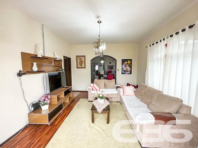 Grande oportunidade no bairro Comasa, Joinville – Residência com área comercial e amplos espaços!
Localizado em uma das regiões mais estratégicas de Joinville, no bairro Comasa, este imóvel oferece uma combinação única de conforto residencial e potencial comercial. Ideal para quem busca um imóvel completo, com excelente localização, espaçoso e com estrutura pronta para investir.
O imóvel dispõe de 5 vagas de garagem cobertas, o que o torna ideal para famílias que necessitam de espaço adicional para veículos ou que desejam usar o imóvel para atividades comerciais.
Características do Imóvel:
O imóvel inclui uma sala comercial já locada, com 3 vagas de estacionamento exclusivas para clientes. Além disso, há uma kitnet independente, com quarto, cozinha, banheiro e lavanderia, também locada. Nos fundos, há uma ampla sala que pode ser utilizada como depósito.
No segundo andar, a área residencial se destaca pelo conforto e funcionalidade. A casa conta com uma sala gigante, ideal para reuniões familiares ou momentos de lazer, uma cozinha ampla, uma suíte e 3 quartos adicionais, todos com excelente iluminação natural. A sacada oferece uma vista agradável e é um espaço ideal para relaxar. Há também uma área de festas com churrasqueira, perfeita para receber amigos e familiares.
Diferenciais do Imóvel:
Localização privilegiada: O imóvel está próximo de vias de acesso, transporte público, escolas, hospitais e serviços essenciais, além de ser de fácil acesso ao centro de Joinville.
Composição:
5 vagas de garagem coberta
4 banheiros
1 suíte + 3 dormitórios amplos
Sala de estar e jantar integradas
Área de festas com churrasqueira
Cozinha ampla e iluminada
Sacada
Móveis embutidos
Permite animais
Esta é uma oportunidade única em Joinville, tanto para quem busca um imóvel para morar quanto para quem deseja investir. Agende uma visita e venha conhecer de perto todos os diferenciais que este imóvel tem a oferecer!
636 NEGÓCIOS IMOBILIÁRIOS: A SUA MELHOR ESCOLHA
Com mais de 30 anos de experiência, a 636 Negócios Imobiliários é sua parceira ideal para encontrar o imóvel perfeito. Estamos prontos para ajudá-lo a fazer deste imóvel o seu novo lar.
Telefone: (47) 3451-0636
WhatsApp: (47) 99190-0636
Não perca esta oportunidade única. Visite nosso site para mais informações: i636.com.br