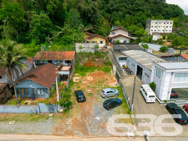 Oportunidade Imperdível para Investimento em Joinville, SC - Bairro Guanabara!
Está à procura de um terreno que una localização estratégica e um excelente potencial de valorização? Este lote no bairro Guanabara, em Joinville, pode ser exatamente o que você procura! Com localização privilegiada em uma das regiões mais desejadas da cidade, este terreno está pronto para receber o seu projeto.
O acesso ao terreno é facilitado por uma rua pavimentada, proporcionando mais conforto e segurança no trânsito diário.
Vantagens da Localização:
O bairro Guanabara é conhecido por sua infraestrutura completa, com comércios, escolas, supermercados e serviços diversos nas proximidades. Além disso, o fácil acesso a importantes vias da cidade faz com que esse terreno seja uma excelente opção para quem busca conveniência e qualidade de vida.
Com toda essa estrutura, o terreno é perfeito tanto para quem quer construir a própria casa quanto para investidores que desejam desenvolver um projeto imobiliário.
Não perca a chance de adquirir este terreno em uma das áreas mais valorizadas de Joinville! Agende uma visita e venha conferir de perto.
636 NEGÓCIOS IMOBILIÁRIOS: A SUA MELHOR ESCOLHA
Com mais de 30 anos de experiência, a 636 Negócios Imobiliários é sua parceira ideal para encontrar o imóvel perfeito. Estamos prontos para ajudá-lo a fazer deste imóvel o seu novo lar.
Telefone: (47) 3451-0636
WhatsApp: (47) 99190-0636
Não perca esta oportunidade única. Visite nosso site para mais informações: i636.com.br