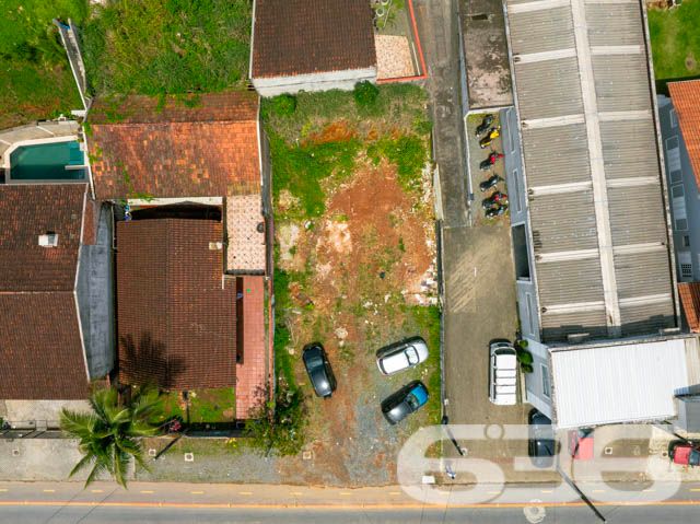 Oportunidade Imperdível para Investimento em Joinville, SC - Bairro Guanabara!
Está à procura de um terreno que una localização estratégica e um excelente potencial de valorização? Este lote no bairro Guanabara, em Joinville, pode ser exatamente o que você procura! Com localização privilegiada em uma das regiões mais desejadas da cidade, este terreno está pronto para receber o seu projeto.
O acesso ao terreno é facilitado por uma rua pavimentada, proporcionando mais conforto e segurança no trânsito diário.
Vantagens da Localização:
O bairro Guanabara é conhecido por sua infraestrutura completa, com comércios, escolas, supermercados e serviços diversos nas proximidades. Além disso, o fácil acesso a importantes vias da cidade faz com que esse terreno seja uma excelente opção para quem busca conveniência e qualidade de vida.
Com toda essa estrutura, o terreno é perfeito tanto para quem quer construir a própria casa quanto para investidores que desejam desenvolver um projeto imobiliário.
Não perca a chance de adquirir este terreno em uma das áreas mais valorizadas de Joinville! Agende uma visita e venha conferir de perto.
636 NEGÓCIOS IMOBILIÁRIOS: A SUA MELHOR ESCOLHA
Com mais de 30 anos de experiência, a 636 Negócios Imobiliários é sua parceira ideal para encontrar o imóvel perfeito. Estamos prontos para ajudá-lo a fazer deste imóvel o seu novo lar.
Telefone: (47) 3451-0636
WhatsApp: (47) 99190-0636
Não perca esta oportunidade única. Visite nosso site para mais informações: i636.com.br