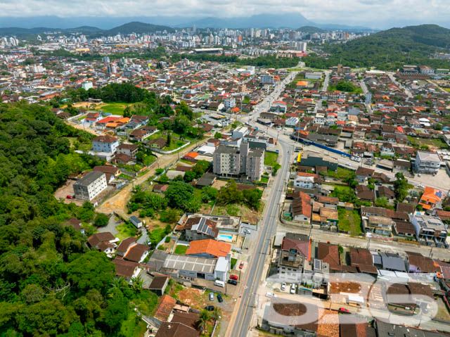Oportunidade Imperdível para Investimento em Joinville, SC - Bairro Guanabara!
Está à procura de um terreno que una localização estratégica e um excelente potencial de valorização? Este lote no bairro Guanabara, em Joinville, pode ser exatamente o que você procura! Com localização privilegiada em uma das regiões mais desejadas da cidade, este terreno está pronto para receber o seu projeto.
O acesso ao terreno é facilitado por uma rua pavimentada, proporcionando mais conforto e segurança no trânsito diário.
Vantagens da Localização:
O bairro Guanabara é conhecido por sua infraestrutura completa, com comércios, escolas, supermercados e serviços diversos nas proximidades. Além disso, o fácil acesso a importantes vias da cidade faz com que esse terreno seja uma excelente opção para quem busca conveniência e qualidade de vida.
Com toda essa estrutura, o terreno é perfeito tanto para quem quer construir a própria casa quanto para investidores que desejam desenvolver um projeto imobiliário.
Não perca a chance de adquirir este terreno em uma das áreas mais valorizadas de Joinville! Agende uma visita e venha conferir de perto.
636 NEGÓCIOS IMOBILIÁRIOS: A SUA MELHOR ESCOLHA
Com mais de 30 anos de experiência, a 636 Negócios Imobiliários é sua parceira ideal para encontrar o imóvel perfeito. Estamos prontos para ajudá-lo a fazer deste imóvel o seu novo lar.
Telefone: (47) 3451-0636
WhatsApp: (47) 99190-0636
Não perca esta oportunidade única. Visite nosso site para mais informações: i636.com.br