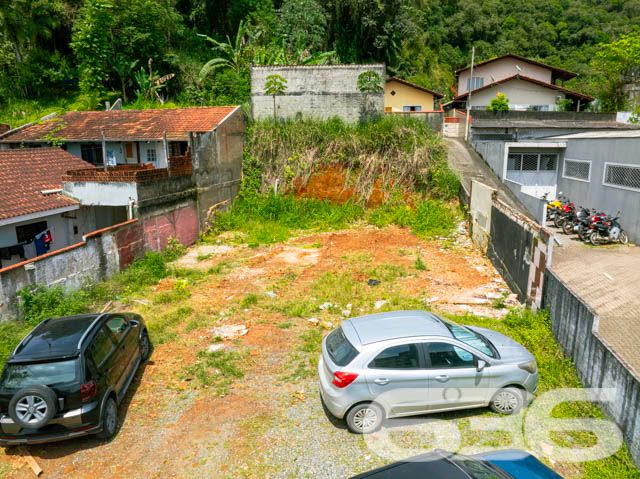 Oportunidade Imperdível para Investimento em Joinville, SC - Bairro Guanabara!
Está à procura de um terreno que una localização estratégica e um excelente potencial de valorização? Este lote no bairro Guanabara, em Joinville, pode ser exatamente o que você procura! Com localização privilegiada em uma das regiões mais desejadas da cidade, este terreno está pronto para receber o seu projeto.
O acesso ao terreno é facilitado por uma rua pavimentada, proporcionando mais conforto e segurança no trânsito diário.
Vantagens da Localização:
O bairro Guanabara é conhecido por sua infraestrutura completa, com comércios, escolas, supermercados e serviços diversos nas proximidades. Além disso, o fácil acesso a importantes vias da cidade faz com que esse terreno seja uma excelente opção para quem busca conveniência e qualidade de vida.
Com toda essa estrutura, o terreno é perfeito tanto para quem quer construir a própria casa quanto para investidores que desejam desenvolver um projeto imobiliário.
Não perca a chance de adquirir este terreno em uma das áreas mais valorizadas de Joinville! Agende uma visita e venha conferir de perto.
636 NEGÓCIOS IMOBILIÁRIOS: A SUA MELHOR ESCOLHA
Com mais de 30 anos de experiência, a 636 Negócios Imobiliários é sua parceira ideal para encontrar o imóvel perfeito. Estamos prontos para ajudá-lo a fazer deste imóvel o seu novo lar.
Telefone: (47) 3451-0636
WhatsApp: (47) 99190-0636
Não perca esta oportunidade única. Visite nosso site para mais informações: i636.com.br