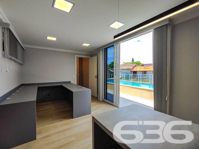 Descubra o prazer de viver em um espaço onde luxo e conforto se encontram perfeitamente integrados em um design moderno e sofisticado. Situada em Balneário Barra do Sul - SC, esta residência térrea padrão não apenas impressiona, mas também convida a um estilo de vida excepcionalmente tranquilo e repleto de conveniências.

Elegância e Conforto que Impressionam

Ao entrar nesta magnífica residência de 308 m², você será saudado por um ambiente amplo e bem iluminado, onde a sala de estar e jantar se apresentam com um layout aberto, propiciando um espaço perfeito para receber amigos e familiares. A cozinha gourmet, com móveis planejados e uma ilha central, é um verdadeiro convite para momentos de culinária e convívio.

Detalhes que Encantam

A casa está completamente mobiliada com móveis de alta qualidade e embutidos, incluindo uma suíte com closet e um home office equipado para garantir todo o conforto necessário para trabalhar em casa. A suíte principal oferece uma atmosfera de tranquilidade e luxo, com uma decoração que mescla tons suaves e iluminação planejada para criar um ambiente acolhedor.

Lazer e Exclusividade

Externamente, a residência se destaca com uma área de lazer invejável, apresentando uma piscina de borda infinita e um pergolado que proporciona uma vista deslumbrante dos fundos que dão para o rio, onde se encontra um píer privativo para atracação de embarcações. A área de festas gourmet, completa com churrasqueira, é ideal para desfrutar de momentos memoráveis ao ar livre.

Segurança e Localização

Situada em uma rua pavimentada no centro de Balneário Barra do Sul, a segurança é priorizada com sistemas de alarme e vigilância eletrônica. A proximidade do mar, escolas, hospitais e serviços essenciais faz desta localização a escolha perfeita para quem busca praticidade e qualidade de vida.

Esta residência é uma obra-prima que combina luxo, design sofisticado e uma localização privilegiada para oferecer um estilo de vida incomparável. Perfeita para quem busca exclusividade e privacidade, ela está pronta para receber você e sua família. Não perca a oportunidade de conhecer o seu novo lar dos sonhos em Balneário Barra do Sul. Entre em contato com a 636 Negócios Imobiliários e agende sua visita hoje mesmo!
 
636 NEGÓCIOS IMOBILIÁRIOS: A SUA MELHOR ESCOLHA
Com mais de 30 anos de experiência, a 636 Negócios Imobiliários é sua parceira ideal para encontrar o imóvel perfeito. Estamos prontos para ajudá-lo a fazer deste imóvel o seu novo lar.
 
Telefone: (47) 3451-0636
WhatsApp: (47) 99190-0636
 
Não perca esta oportunidade única. Visite nosso site para mais informações: i636.com.br