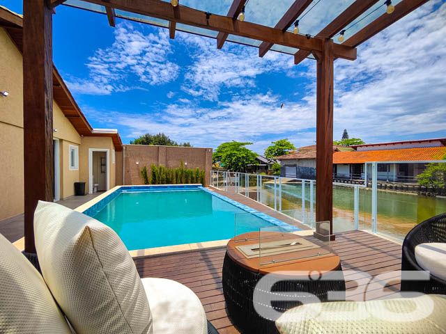 Descubra o prazer de viver em um espaço onde luxo e conforto se encontram perfeitamente integrados em um design moderno e sofisticado. Situada em Balneário Barra do Sul - SC, esta residência térrea padrão não apenas impressiona, mas também convida a um estilo de vida excepcionalmente tranquilo e repleto de conveniências.

Elegância e Conforto que Impressionam

Ao entrar nesta magnífica residência de 308 m², você será saudado por um ambiente amplo e bem iluminado, onde a sala de estar e jantar se apresentam com um layout aberto, propiciando um espaço perfeito para receber amigos e familiares. A cozinha gourmet, com móveis planejados e uma ilha central, é um verdadeiro convite para momentos de culinária e convívio.

Detalhes que Encantam

A casa está completamente mobiliada com móveis de alta qualidade e embutidos, incluindo uma suíte com closet e um home office equipado para garantir todo o conforto necessário para trabalhar em casa. A suíte principal oferece uma atmosfera de tranquilidade e luxo, com uma decoração que mescla tons suaves e iluminação planejada para criar um ambiente acolhedor.

Lazer e Exclusividade

Externamente, a residência se destaca com uma área de lazer invejável, apresentando uma piscina de borda infinita e um pergolado que proporciona uma vista deslumbrante dos fundos que dão para o rio, onde se encontra um píer privativo para atracação de embarcações. A área de festas gourmet, completa com churrasqueira, é ideal para desfrutar de momentos memoráveis ao ar livre.

Segurança e Localização

Situada em uma rua pavimentada no centro de Balneário Barra do Sul, a segurança é priorizada com sistemas de alarme e vigilância eletrônica. A proximidade do mar, escolas, hospitais e serviços essenciais faz desta localização a escolha perfeita para quem busca praticidade e qualidade de vida.

Esta residência é uma obra-prima que combina luxo, design sofisticado e uma localização privilegiada para oferecer um estilo de vida incomparável. Perfeita para quem busca exclusividade e privacidade, ela está pronta para receber você e sua família. Não perca a oportunidade de conhecer o seu novo lar dos sonhos em Balneário Barra do Sul. Entre em contato com a 636 Negócios Imobiliários e agende sua visita hoje mesmo!
 
636 NEGÓCIOS IMOBILIÁRIOS: A SUA MELHOR ESCOLHA
Com mais de 30 anos de experiência, a 636 Negócios Imobiliários é sua parceira ideal para encontrar o imóvel perfeito. Estamos prontos para ajudá-lo a fazer deste imóvel o seu novo lar.
 
Telefone: (47) 3451-0636
WhatsApp: (47) 99190-0636
 
Não perca esta oportunidade única. Visite nosso site para mais informações: i636.com.br