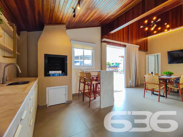 Descubra o prazer de viver em um espaço onde luxo e conforto se encontram perfeitamente integrados em um design moderno e sofisticado. Situada em Balneário Barra do Sul - SC, esta residência térrea padrão não apenas impressiona, mas também convida a um estilo de vida excepcionalmente tranquilo e repleto de conveniências.

Elegância e Conforto que Impressionam

Ao entrar nesta magnífica residência de 308 m², você será saudado por um ambiente amplo e bem iluminado, onde a sala de estar e jantar se apresentam com um layout aberto, propiciando um espaço perfeito para receber amigos e familiares. A cozinha gourmet, com móveis planejados e uma ilha central, é um verdadeiro convite para momentos de culinária e convívio.

Detalhes que Encantam

A casa está completamente mobiliada com móveis de alta qualidade e embutidos, incluindo uma suíte com closet e um home office equipado para garantir todo o conforto necessário para trabalhar em casa. A suíte principal oferece uma atmosfera de tranquilidade e luxo, com uma decoração que mescla tons suaves e iluminação planejada para criar um ambiente acolhedor.

Lazer e Exclusividade

Externamente, a residência se destaca com uma área de lazer invejável, apresentando uma piscina de borda infinita e um pergolado que proporciona uma vista deslumbrante dos fundos que dão para o rio, onde se encontra um píer privativo para atracação de embarcações. A área de festas gourmet, completa com churrasqueira, é ideal para desfrutar de momentos memoráveis ao ar livre.

Segurança e Localização

Situada em uma rua pavimentada no centro de Balneário Barra do Sul, a segurança é priorizada com sistemas de alarme e vigilância eletrônica. A proximidade do mar, escolas, hospitais e serviços essenciais faz desta localização a escolha perfeita para quem busca praticidade e qualidade de vida.

Esta residência é uma obra-prima que combina luxo, design sofisticado e uma localização privilegiada para oferecer um estilo de vida incomparável. Perfeita para quem busca exclusividade e privacidade, ela está pronta para receber você e sua família. Não perca a oportunidade de conhecer o seu novo lar dos sonhos em Balneário Barra do Sul. Entre em contato com a 636 Negócios Imobiliários e agende sua visita hoje mesmo!
 
636 NEGÓCIOS IMOBILIÁRIOS: A SUA MELHOR ESCOLHA
Com mais de 30 anos de experiência, a 636 Negócios Imobiliários é sua parceira ideal para encontrar o imóvel perfeito. Estamos prontos para ajudá-lo a fazer deste imóvel o seu novo lar.
 
Telefone: (47) 3451-0636
WhatsApp: (47) 99190-0636
 
Não perca esta oportunidade única. Visite nosso site para mais informações: i636.com.br
