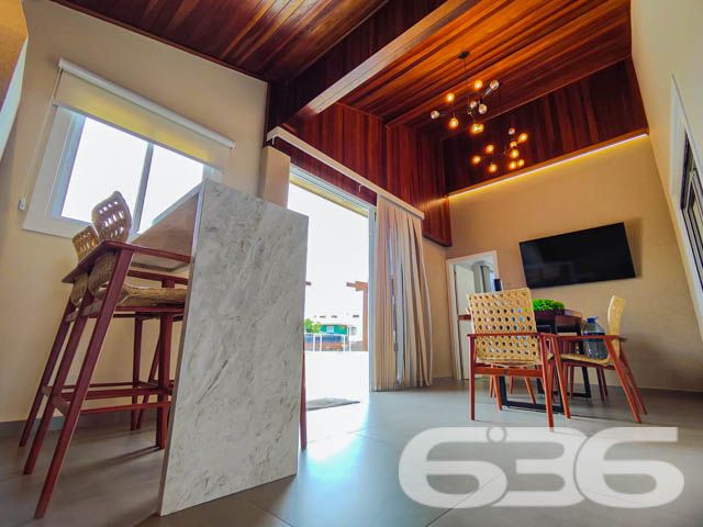 Descubra o prazer de viver em um espaço onde luxo e conforto se encontram perfeitamente integrados em um design moderno e sofisticado. Situada em Balneário Barra do Sul - SC, esta residência térrea padrão não apenas impressiona, mas também convida a um estilo de vida excepcionalmente tranquilo e repleto de conveniências.

Elegância e Conforto que Impressionam

Ao entrar nesta magnífica residência de 308 m², você será saudado por um ambiente amplo e bem iluminado, onde a sala de estar e jantar se apresentam com um layout aberto, propiciando um espaço perfeito para receber amigos e familiares. A cozinha gourmet, com móveis planejados e uma ilha central, é um verdadeiro convite para momentos de culinária e convívio.

Detalhes que Encantam

A casa está completamente mobiliada com móveis de alta qualidade e embutidos, incluindo uma suíte com closet e um home office equipado para garantir todo o conforto necessário para trabalhar em casa. A suíte principal oferece uma atmosfera de tranquilidade e luxo, com uma decoração que mescla tons suaves e iluminação planejada para criar um ambiente acolhedor.

Lazer e Exclusividade

Externamente, a residência se destaca com uma área de lazer invejável, apresentando uma piscina de borda infinita e um pergolado que proporciona uma vista deslumbrante dos fundos que dão para o rio, onde se encontra um píer privativo para atracação de embarcações. A área de festas gourmet, completa com churrasqueira, é ideal para desfrutar de momentos memoráveis ao ar livre.

Segurança e Localização

Situada em uma rua pavimentada no centro de Balneário Barra do Sul, a segurança é priorizada com sistemas de alarme e vigilância eletrônica. A proximidade do mar, escolas, hospitais e serviços essenciais faz desta localização a escolha perfeita para quem busca praticidade e qualidade de vida.

Esta residência é uma obra-prima que combina luxo, design sofisticado e uma localização privilegiada para oferecer um estilo de vida incomparável. Perfeita para quem busca exclusividade e privacidade, ela está pronta para receber você e sua família. Não perca a oportunidade de conhecer o seu novo lar dos sonhos em Balneário Barra do Sul. Entre em contato com a 636 Negócios Imobiliários e agende sua visita hoje mesmo!
 
636 NEGÓCIOS IMOBILIÁRIOS: A SUA MELHOR ESCOLHA
Com mais de 30 anos de experiência, a 636 Negócios Imobiliários é sua parceira ideal para encontrar o imóvel perfeito. Estamos prontos para ajudá-lo a fazer deste imóvel o seu novo lar.
 
Telefone: (47) 3451-0636
WhatsApp: (47) 99190-0636
 
Não perca esta oportunidade única. Visite nosso site para mais informações: i636.com.br