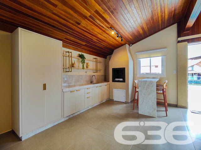 Descubra o prazer de viver em um espaço onde luxo e conforto se encontram perfeitamente integrados em um design moderno e sofisticado. Situada em Balneário Barra do Sul - SC, esta residência térrea padrão não apenas impressiona, mas também convida a um estilo de vida excepcionalmente tranquilo e repleto de conveniências.

Elegância e Conforto que Impressionam

Ao entrar nesta magnífica residência de 308 m², você será saudado por um ambiente amplo e bem iluminado, onde a sala de estar e jantar se apresentam com um layout aberto, propiciando um espaço perfeito para receber amigos e familiares. A cozinha gourmet, com móveis planejados e uma ilha central, é um verdadeiro convite para momentos de culinária e convívio.

Detalhes que Encantam

A casa está completamente mobiliada com móveis de alta qualidade e embutidos, incluindo uma suíte com closet e um home office equipado para garantir todo o conforto necessário para trabalhar em casa. A suíte principal oferece uma atmosfera de tranquilidade e luxo, com uma decoração que mescla tons suaves e iluminação planejada para criar um ambiente acolhedor.

Lazer e Exclusividade

Externamente, a residência se destaca com uma área de lazer invejável, apresentando uma piscina de borda infinita e um pergolado que proporciona uma vista deslumbrante dos fundos que dão para o rio, onde se encontra um píer privativo para atracação de embarcações. A área de festas gourmet, completa com churrasqueira, é ideal para desfrutar de momentos memoráveis ao ar livre.

Segurança e Localização

Situada em uma rua pavimentada no centro de Balneário Barra do Sul, a segurança é priorizada com sistemas de alarme e vigilância eletrônica. A proximidade do mar, escolas, hospitais e serviços essenciais faz desta localização a escolha perfeita para quem busca praticidade e qualidade de vida.

Esta residência é uma obra-prima que combina luxo, design sofisticado e uma localização privilegiada para oferecer um estilo de vida incomparável. Perfeita para quem busca exclusividade e privacidade, ela está pronta para receber você e sua família. Não perca a oportunidade de conhecer o seu novo lar dos sonhos em Balneário Barra do Sul. Entre em contato com a 636 Negócios Imobiliários e agende sua visita hoje mesmo!
 
636 NEGÓCIOS IMOBILIÁRIOS: A SUA MELHOR ESCOLHA
Com mais de 30 anos de experiência, a 636 Negócios Imobiliários é sua parceira ideal para encontrar o imóvel perfeito. Estamos prontos para ajudá-lo a fazer deste imóvel o seu novo lar.
 
Telefone: (47) 3451-0636
WhatsApp: (47) 99190-0636
 
Não perca esta oportunidade única. Visite nosso site para mais informações: i636.com.br