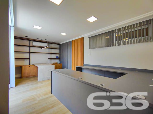 Descubra o prazer de viver em um espaço onde luxo e conforto se encontram perfeitamente integrados em um design moderno e sofisticado. Situada em Balneário Barra do Sul - SC, esta residência térrea padrão não apenas impressiona, mas também convida a um estilo de vida excepcionalmente tranquilo e repleto de conveniências.

Elegância e Conforto que Impressionam

Ao entrar nesta magnífica residência de 308 m², você será saudado por um ambiente amplo e bem iluminado, onde a sala de estar e jantar se apresentam com um layout aberto, propiciando um espaço perfeito para receber amigos e familiares. A cozinha gourmet, com móveis planejados e uma ilha central, é um verdadeiro convite para momentos de culinária e convívio.

Detalhes que Encantam

A casa está completamente mobiliada com móveis de alta qualidade e embutidos, incluindo uma suíte com closet e um home office equipado para garantir todo o conforto necessário para trabalhar em casa. A suíte principal oferece uma atmosfera de tranquilidade e luxo, com uma decoração que mescla tons suaves e iluminação planejada para criar um ambiente acolhedor.

Lazer e Exclusividade

Externamente, a residência se destaca com uma área de lazer invejável, apresentando uma piscina de borda infinita e um pergolado que proporciona uma vista deslumbrante dos fundos que dão para o rio, onde se encontra um píer privativo para atracação de embarcações. A área de festas gourmet, completa com churrasqueira, é ideal para desfrutar de momentos memoráveis ao ar livre.

Segurança e Localização

Situada em uma rua pavimentada no centro de Balneário Barra do Sul, a segurança é priorizada com sistemas de alarme e vigilância eletrônica. A proximidade do mar, escolas, hospitais e serviços essenciais faz desta localização a escolha perfeita para quem busca praticidade e qualidade de vida.

Esta residência é uma obra-prima que combina luxo, design sofisticado e uma localização privilegiada para oferecer um estilo de vida incomparável. Perfeita para quem busca exclusividade e privacidade, ela está pronta para receber você e sua família. Não perca a oportunidade de conhecer o seu novo lar dos sonhos em Balneário Barra do Sul. Entre em contato com a 636 Negócios Imobiliários e agende sua visita hoje mesmo!
 
636 NEGÓCIOS IMOBILIÁRIOS: A SUA MELHOR ESCOLHA
Com mais de 30 anos de experiência, a 636 Negócios Imobiliários é sua parceira ideal para encontrar o imóvel perfeito. Estamos prontos para ajudá-lo a fazer deste imóvel o seu novo lar.
 
Telefone: (47) 3451-0636
WhatsApp: (47) 99190-0636
 
Não perca esta oportunidade única. Visite nosso site para mais informações: i636.com.br