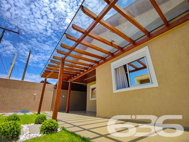 Descubra o prazer de viver em um espaço onde luxo e conforto se encontram perfeitamente integrados em um design moderno e sofisticado. Situada em Balneário Barra do Sul - SC, esta residência térrea padrão não apenas impressiona, mas também convida a um estilo de vida excepcionalmente tranquilo e repleto de conveniências.

Elegância e Conforto que Impressionam

Ao entrar nesta magnífica residência de 308 m², você será saudado por um ambiente amplo e bem iluminado, onde a sala de estar e jantar se apresentam com um layout aberto, propiciando um espaço perfeito para receber amigos e familiares. A cozinha gourmet, com móveis planejados e uma ilha central, é um verdadeiro convite para momentos de culinária e convívio.

Detalhes que Encantam

A casa está completamente mobiliada com móveis de alta qualidade e embutidos, incluindo uma suíte com closet e um home office equipado para garantir todo o conforto necessário para trabalhar em casa. A suíte principal oferece uma atmosfera de tranquilidade e luxo, com uma decoração que mescla tons suaves e iluminação planejada para criar um ambiente acolhedor.

Lazer e Exclusividade

Externamente, a residência se destaca com uma área de lazer invejável, apresentando uma piscina de borda infinita e um pergolado que proporciona uma vista deslumbrante dos fundos que dão para o rio, onde se encontra um píer privativo para atracação de embarcações. A área de festas gourmet, completa com churrasqueira, é ideal para desfrutar de momentos memoráveis ao ar livre.

Segurança e Localização

Situada em uma rua pavimentada no centro de Balneário Barra do Sul, a segurança é priorizada com sistemas de alarme e vigilância eletrônica. A proximidade do mar, escolas, hospitais e serviços essenciais faz desta localização a escolha perfeita para quem busca praticidade e qualidade de vida.

Esta residência é uma obra-prima que combina luxo, design sofisticado e uma localização privilegiada para oferecer um estilo de vida incomparável. Perfeita para quem busca exclusividade e privacidade, ela está pronta para receber você e sua família. Não perca a oportunidade de conhecer o seu novo lar dos sonhos em Balneário Barra do Sul. Entre em contato com a 636 Negócios Imobiliários e agende sua visita hoje mesmo!
 
636 NEGÓCIOS IMOBILIÁRIOS: A SUA MELHOR ESCOLHA
Com mais de 30 anos de experiência, a 636 Negócios Imobiliários é sua parceira ideal para encontrar o imóvel perfeito. Estamos prontos para ajudá-lo a fazer deste imóvel o seu novo lar.
 
Telefone: (47) 3451-0636
WhatsApp: (47) 99190-0636
 
Não perca esta oportunidade única. Visite nosso site para mais informações: i636.com.br