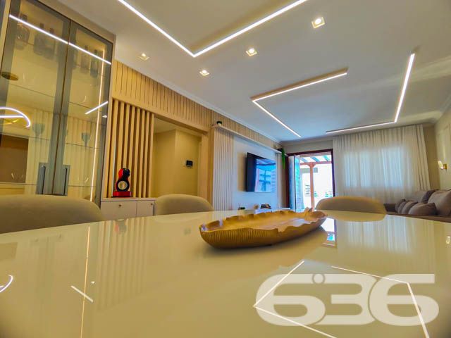 Descubra o prazer de viver em um espaço onde luxo e conforto se encontram perfeitamente integrados em um design moderno e sofisticado. Situada em Balneário Barra do Sul - SC, esta residência térrea padrão não apenas impressiona, mas também convida a um estilo de vida excepcionalmente tranquilo e repleto de conveniências.

Elegância e Conforto que Impressionam

Ao entrar nesta magnífica residência de 308 m², você será saudado por um ambiente amplo e bem iluminado, onde a sala de estar e jantar se apresentam com um layout aberto, propiciando um espaço perfeito para receber amigos e familiares. A cozinha gourmet, com móveis planejados e uma ilha central, é um verdadeiro convite para momentos de culinária e convívio.

Detalhes que Encantam

A casa está completamente mobiliada com móveis de alta qualidade e embutidos, incluindo uma suíte com closet e um home office equipado para garantir todo o conforto necessário para trabalhar em casa. A suíte principal oferece uma atmosfera de tranquilidade e luxo, com uma decoração que mescla tons suaves e iluminação planejada para criar um ambiente acolhedor.

Lazer e Exclusividade

Externamente, a residência se destaca com uma área de lazer invejável, apresentando uma piscina de borda infinita e um pergolado que proporciona uma vista deslumbrante dos fundos que dão para o rio, onde se encontra um píer privativo para atracação de embarcações. A área de festas gourmet, completa com churrasqueira, é ideal para desfrutar de momentos memoráveis ao ar livre.

Segurança e Localização

Situada em uma rua pavimentada no centro de Balneário Barra do Sul, a segurança é priorizada com sistemas de alarme e vigilância eletrônica. A proximidade do mar, escolas, hospitais e serviços essenciais faz desta localização a escolha perfeita para quem busca praticidade e qualidade de vida.

Esta residência é uma obra-prima que combina luxo, design sofisticado e uma localização privilegiada para oferecer um estilo de vida incomparável. Perfeita para quem busca exclusividade e privacidade, ela está pronta para receber você e sua família. Não perca a oportunidade de conhecer o seu novo lar dos sonhos em Balneário Barra do Sul. Entre em contato com a 636 Negócios Imobiliários e agende sua visita hoje mesmo!
 
636 NEGÓCIOS IMOBILIÁRIOS: A SUA MELHOR ESCOLHA
Com mais de 30 anos de experiência, a 636 Negócios Imobiliários é sua parceira ideal para encontrar o imóvel perfeito. Estamos prontos para ajudá-lo a fazer deste imóvel o seu novo lar.
 
Telefone: (47) 3451-0636
WhatsApp: (47) 99190-0636
 
Não perca esta oportunidade única. Visite nosso site para mais informações: i636.com.br