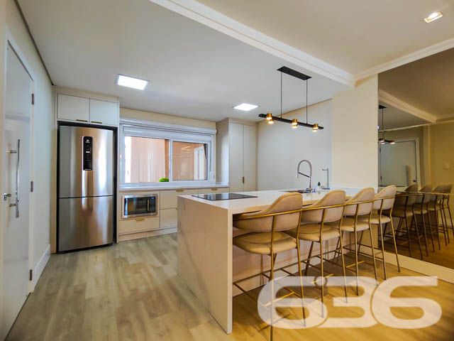 Descubra o prazer de viver em um espaço onde luxo e conforto se encontram perfeitamente integrados em um design moderno e sofisticado. Situada em Balneário Barra do Sul - SC, esta residência térrea padrão não apenas impressiona, mas também convida a um estilo de vida excepcionalmente tranquilo e repleto de conveniências.

Elegância e Conforto que Impressionam

Ao entrar nesta magnífica residência de 308 m², você será saudado por um ambiente amplo e bem iluminado, onde a sala de estar e jantar se apresentam com um layout aberto, propiciando um espaço perfeito para receber amigos e familiares. A cozinha gourmet, com móveis planejados e uma ilha central, é um verdadeiro convite para momentos de culinária e convívio.

Detalhes que Encantam

A casa está completamente mobiliada com móveis de alta qualidade e embutidos, incluindo uma suíte com closet e um home office equipado para garantir todo o conforto necessário para trabalhar em casa. A suíte principal oferece uma atmosfera de tranquilidade e luxo, com uma decoração que mescla tons suaves e iluminação planejada para criar um ambiente acolhedor.

Lazer e Exclusividade

Externamente, a residência se destaca com uma área de lazer invejável, apresentando uma piscina de borda infinita e um pergolado que proporciona uma vista deslumbrante dos fundos que dão para o rio, onde se encontra um píer privativo para atracação de embarcações. A área de festas gourmet, completa com churrasqueira, é ideal para desfrutar de momentos memoráveis ao ar livre.

Segurança e Localização

Situada em uma rua pavimentada no centro de Balneário Barra do Sul, a segurança é priorizada com sistemas de alarme e vigilância eletrônica. A proximidade do mar, escolas, hospitais e serviços essenciais faz desta localização a escolha perfeita para quem busca praticidade e qualidade de vida.

Esta residência é uma obra-prima que combina luxo, design sofisticado e uma localização privilegiada para oferecer um estilo de vida incomparável. Perfeita para quem busca exclusividade e privacidade, ela está pronta para receber você e sua família. Não perca a oportunidade de conhecer o seu novo lar dos sonhos em Balneário Barra do Sul. Entre em contato com a 636 Negócios Imobiliários e agende sua visita hoje mesmo!
 
636 NEGÓCIOS IMOBILIÁRIOS: A SUA MELHOR ESCOLHA
Com mais de 30 anos de experiência, a 636 Negócios Imobiliários é sua parceira ideal para encontrar o imóvel perfeito. Estamos prontos para ajudá-lo a fazer deste imóvel o seu novo lar.
 
Telefone: (47) 3451-0636
WhatsApp: (47) 99190-0636
 
Não perca esta oportunidade única. Visite nosso site para mais informações: i636.com.br