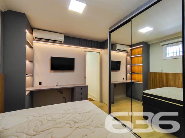Descubra o prazer de viver em um espaço onde luxo e conforto se encontram perfeitamente integrados em um design moderno e sofisticado. Situada em Balneário Barra do Sul - SC, esta residência térrea padrão não apenas impressiona, mas também convida a um estilo de vida excepcionalmente tranquilo e repleto de conveniências.

Elegância e Conforto que Impressionam

Ao entrar nesta magnífica residência de 308 m², você será saudado por um ambiente amplo e bem iluminado, onde a sala de estar e jantar se apresentam com um layout aberto, propiciando um espaço perfeito para receber amigos e familiares. A cozinha gourmet, com móveis planejados e uma ilha central, é um verdadeiro convite para momentos de culinária e convívio.

Detalhes que Encantam

A casa está completamente mobiliada com móveis de alta qualidade e embutidos, incluindo uma suíte com closet e um home office equipado para garantir todo o conforto necessário para trabalhar em casa. A suíte principal oferece uma atmosfera de tranquilidade e luxo, com uma decoração que mescla tons suaves e iluminação planejada para criar um ambiente acolhedor.

Lazer e Exclusividade

Externamente, a residência se destaca com uma área de lazer invejável, apresentando uma piscina de borda infinita e um pergolado que proporciona uma vista deslumbrante dos fundos que dão para o rio, onde se encontra um píer privativo para atracação de embarcações. A área de festas gourmet, completa com churrasqueira, é ideal para desfrutar de momentos memoráveis ao ar livre.

Segurança e Localização

Situada em uma rua pavimentada no centro de Balneário Barra do Sul, a segurança é priorizada com sistemas de alarme e vigilância eletrônica. A proximidade do mar, escolas, hospitais e serviços essenciais faz desta localização a escolha perfeita para quem busca praticidade e qualidade de vida.

Esta residência é uma obra-prima que combina luxo, design sofisticado e uma localização privilegiada para oferecer um estilo de vida incomparável. Perfeita para quem busca exclusividade e privacidade, ela está pronta para receber você e sua família. Não perca a oportunidade de conhecer o seu novo lar dos sonhos em Balneário Barra do Sul. Entre em contato com a 636 Negócios Imobiliários e agende sua visita hoje mesmo!
 
636 NEGÓCIOS IMOBILIÁRIOS: A SUA MELHOR ESCOLHA
Com mais de 30 anos de experiência, a 636 Negócios Imobiliários é sua parceira ideal para encontrar o imóvel perfeito. Estamos prontos para ajudá-lo a fazer deste imóvel o seu novo lar.
 
Telefone: (47) 3451-0636
WhatsApp: (47) 99190-0636
 
Não perca esta oportunidade única. Visite nosso site para mais informações: i636.com.br