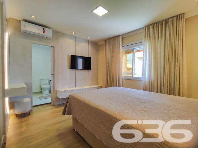 Descubra o prazer de viver em um espaço onde luxo e conforto se encontram perfeitamente integrados em um design moderno e sofisticado. Situada em Balneário Barra do Sul - SC, esta residência térrea padrão não apenas impressiona, mas também convida a um estilo de vida excepcionalmente tranquilo e repleto de conveniências.

Elegância e Conforto que Impressionam

Ao entrar nesta magnífica residência de 308 m², você será saudado por um ambiente amplo e bem iluminado, onde a sala de estar e jantar se apresentam com um layout aberto, propiciando um espaço perfeito para receber amigos e familiares. A cozinha gourmet, com móveis planejados e uma ilha central, é um verdadeiro convite para momentos de culinária e convívio.

Detalhes que Encantam

A casa está completamente mobiliada com móveis de alta qualidade e embutidos, incluindo uma suíte com closet e um home office equipado para garantir todo o conforto necessário para trabalhar em casa. A suíte principal oferece uma atmosfera de tranquilidade e luxo, com uma decoração que mescla tons suaves e iluminação planejada para criar um ambiente acolhedor.

Lazer e Exclusividade

Externamente, a residência se destaca com uma área de lazer invejável, apresentando uma piscina de borda infinita e um pergolado que proporciona uma vista deslumbrante dos fundos que dão para o rio, onde se encontra um píer privativo para atracação de embarcações. A área de festas gourmet, completa com churrasqueira, é ideal para desfrutar de momentos memoráveis ao ar livre.

Segurança e Localização

Situada em uma rua pavimentada no centro de Balneário Barra do Sul, a segurança é priorizada com sistemas de alarme e vigilância eletrônica. A proximidade do mar, escolas, hospitais e serviços essenciais faz desta localização a escolha perfeita para quem busca praticidade e qualidade de vida.

Esta residência é uma obra-prima que combina luxo, design sofisticado e uma localização privilegiada para oferecer um estilo de vida incomparável. Perfeita para quem busca exclusividade e privacidade, ela está pronta para receber você e sua família. Não perca a oportunidade de conhecer o seu novo lar dos sonhos em Balneário Barra do Sul. Entre em contato com a 636 Negócios Imobiliários e agende sua visita hoje mesmo!
 
636 NEGÓCIOS IMOBILIÁRIOS: A SUA MELHOR ESCOLHA
Com mais de 30 anos de experiência, a 636 Negócios Imobiliários é sua parceira ideal para encontrar o imóvel perfeito. Estamos prontos para ajudá-lo a fazer deste imóvel o seu novo lar.
 
Telefone: (47) 3451-0636
WhatsApp: (47) 99190-0636
 
Não perca esta oportunidade única. Visite nosso site para mais informações: i636.com.br