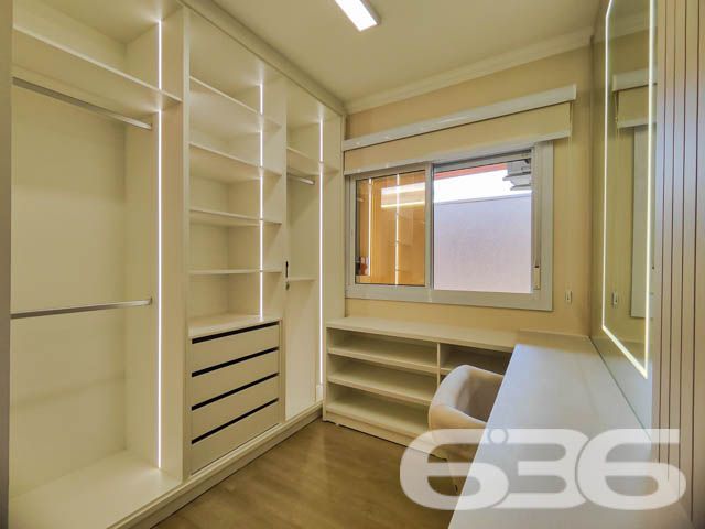 Descubra o prazer de viver em um espaço onde luxo e conforto se encontram perfeitamente integrados em um design moderno e sofisticado. Situada em Balneário Barra do Sul - SC, esta residência térrea padrão não apenas impressiona, mas também convida a um estilo de vida excepcionalmente tranquilo e repleto de conveniências.

Elegância e Conforto que Impressionam

Ao entrar nesta magnífica residência de 308 m², você será saudado por um ambiente amplo e bem iluminado, onde a sala de estar e jantar se apresentam com um layout aberto, propiciando um espaço perfeito para receber amigos e familiares. A cozinha gourmet, com móveis planejados e uma ilha central, é um verdadeiro convite para momentos de culinária e convívio.

Detalhes que Encantam

A casa está completamente mobiliada com móveis de alta qualidade e embutidos, incluindo uma suíte com closet e um home office equipado para garantir todo o conforto necessário para trabalhar em casa. A suíte principal oferece uma atmosfera de tranquilidade e luxo, com uma decoração que mescla tons suaves e iluminação planejada para criar um ambiente acolhedor.

Lazer e Exclusividade

Externamente, a residência se destaca com uma área de lazer invejável, apresentando uma piscina de borda infinita e um pergolado que proporciona uma vista deslumbrante dos fundos que dão para o rio, onde se encontra um píer privativo para atracação de embarcações. A área de festas gourmet, completa com churrasqueira, é ideal para desfrutar de momentos memoráveis ao ar livre.

Segurança e Localização

Situada em uma rua pavimentada no centro de Balneário Barra do Sul, a segurança é priorizada com sistemas de alarme e vigilância eletrônica. A proximidade do mar, escolas, hospitais e serviços essenciais faz desta localização a escolha perfeita para quem busca praticidade e qualidade de vida.

Esta residência é uma obra-prima que combina luxo, design sofisticado e uma localização privilegiada para oferecer um estilo de vida incomparável. Perfeita para quem busca exclusividade e privacidade, ela está pronta para receber você e sua família. Não perca a oportunidade de conhecer o seu novo lar dos sonhos em Balneário Barra do Sul. Entre em contato com a 636 Negócios Imobiliários e agende sua visita hoje mesmo!
 
636 NEGÓCIOS IMOBILIÁRIOS: A SUA MELHOR ESCOLHA
Com mais de 30 anos de experiência, a 636 Negócios Imobiliários é sua parceira ideal para encontrar o imóvel perfeito. Estamos prontos para ajudá-lo a fazer deste imóvel o seu novo lar.
 
Telefone: (47) 3451-0636
WhatsApp: (47) 99190-0636
 
Não perca esta oportunidade única. Visite nosso site para mais informações: i636.com.br