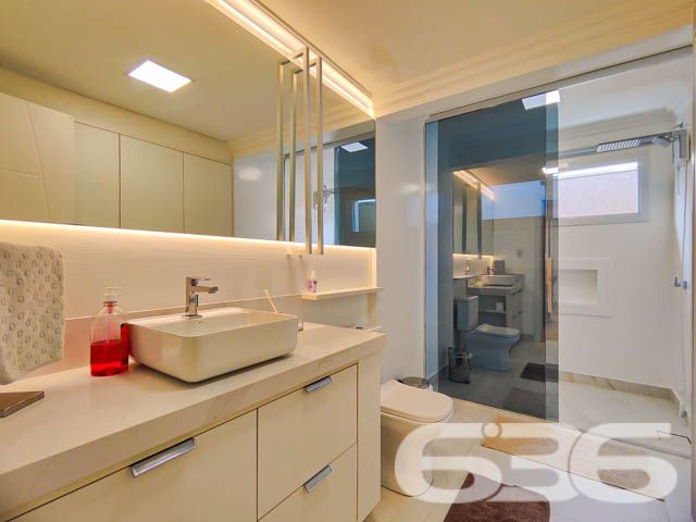 Descubra o prazer de viver em um espaço onde luxo e conforto se encontram perfeitamente integrados em um design moderno e sofisticado. Situada em Balneário Barra do Sul - SC, esta residência térrea padrão não apenas impressiona, mas também convida a um estilo de vida excepcionalmente tranquilo e repleto de conveniências.

Elegância e Conforto que Impressionam

Ao entrar nesta magnífica residência de 308 m², você será saudado por um ambiente amplo e bem iluminado, onde a sala de estar e jantar se apresentam com um layout aberto, propiciando um espaço perfeito para receber amigos e familiares. A cozinha gourmet, com móveis planejados e uma ilha central, é um verdadeiro convite para momentos de culinária e convívio.

Detalhes que Encantam

A casa está completamente mobiliada com móveis de alta qualidade e embutidos, incluindo uma suíte com closet e um home office equipado para garantir todo o conforto necessário para trabalhar em casa. A suíte principal oferece uma atmosfera de tranquilidade e luxo, com uma decoração que mescla tons suaves e iluminação planejada para criar um ambiente acolhedor.

Lazer e Exclusividade

Externamente, a residência se destaca com uma área de lazer invejável, apresentando uma piscina de borda infinita e um pergolado que proporciona uma vista deslumbrante dos fundos que dão para o rio, onde se encontra um píer privativo para atracação de embarcações. A área de festas gourmet, completa com churrasqueira, é ideal para desfrutar de momentos memoráveis ao ar livre.

Segurança e Localização

Situada em uma rua pavimentada no centro de Balneário Barra do Sul, a segurança é priorizada com sistemas de alarme e vigilância eletrônica. A proximidade do mar, escolas, hospitais e serviços essenciais faz desta localização a escolha perfeita para quem busca praticidade e qualidade de vida.

Esta residência é uma obra-prima que combina luxo, design sofisticado e uma localização privilegiada para oferecer um estilo de vida incomparável. Perfeita para quem busca exclusividade e privacidade, ela está pronta para receber você e sua família. Não perca a oportunidade de conhecer o seu novo lar dos sonhos em Balneário Barra do Sul. Entre em contato com a 636 Negócios Imobiliários e agende sua visita hoje mesmo!
 
636 NEGÓCIOS IMOBILIÁRIOS: A SUA MELHOR ESCOLHA
Com mais de 30 anos de experiência, a 636 Negócios Imobiliários é sua parceira ideal para encontrar o imóvel perfeito. Estamos prontos para ajudá-lo a fazer deste imóvel o seu novo lar.
 
Telefone: (47) 3451-0636
WhatsApp: (47) 99190-0636
 
Não perca esta oportunidade única. Visite nosso site para mais informações: i636.com.br