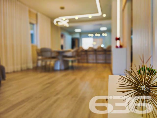 Descubra o prazer de viver em um espaço onde luxo e conforto se encontram perfeitamente integrados em um design moderno e sofisticado. Situada em Balneário Barra do Sul - SC, esta residência térrea padrão não apenas impressiona, mas também convida a um estilo de vida excepcionalmente tranquilo e repleto de conveniências.

Elegância e Conforto que Impressionam

Ao entrar nesta magnífica residência de 308 m², você será saudado por um ambiente amplo e bem iluminado, onde a sala de estar e jantar se apresentam com um layout aberto, propiciando um espaço perfeito para receber amigos e familiares. A cozinha gourmet, com móveis planejados e uma ilha central, é um verdadeiro convite para momentos de culinária e convívio.

Detalhes que Encantam

A casa está completamente mobiliada com móveis de alta qualidade e embutidos, incluindo uma suíte com closet e um home office equipado para garantir todo o conforto necessário para trabalhar em casa. A suíte principal oferece uma atmosfera de tranquilidade e luxo, com uma decoração que mescla tons suaves e iluminação planejada para criar um ambiente acolhedor.

Lazer e Exclusividade

Externamente, a residência se destaca com uma área de lazer invejável, apresentando uma piscina de borda infinita e um pergolado que proporciona uma vista deslumbrante dos fundos que dão para o rio, onde se encontra um píer privativo para atracação de embarcações. A área de festas gourmet, completa com churrasqueira, é ideal para desfrutar de momentos memoráveis ao ar livre.

Segurança e Localização

Situada em uma rua pavimentada no centro de Balneário Barra do Sul, a segurança é priorizada com sistemas de alarme e vigilância eletrônica. A proximidade do mar, escolas, hospitais e serviços essenciais faz desta localização a escolha perfeita para quem busca praticidade e qualidade de vida.

Esta residência é uma obra-prima que combina luxo, design sofisticado e uma localização privilegiada para oferecer um estilo de vida incomparável. Perfeita para quem busca exclusividade e privacidade, ela está pronta para receber você e sua família. Não perca a oportunidade de conhecer o seu novo lar dos sonhos em Balneário Barra do Sul. Entre em contato com a 636 Negócios Imobiliários e agende sua visita hoje mesmo!
 
636 NEGÓCIOS IMOBILIÁRIOS: A SUA MELHOR ESCOLHA
Com mais de 30 anos de experiência, a 636 Negócios Imobiliários é sua parceira ideal para encontrar o imóvel perfeito. Estamos prontos para ajudá-lo a fazer deste imóvel o seu novo lar.
 
Telefone: (47) 3451-0636
WhatsApp: (47) 99190-0636
 
Não perca esta oportunidade única. Visite nosso site para mais informações: i636.com.br