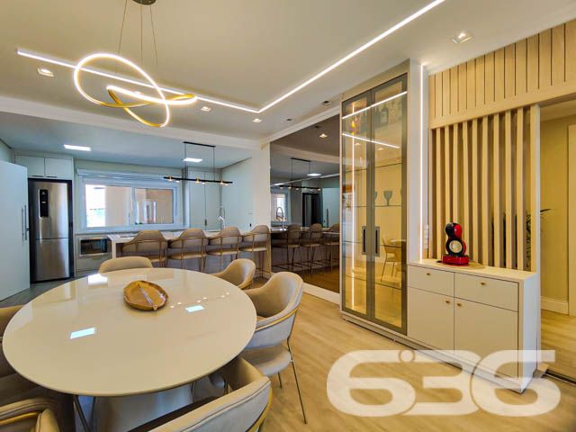 Descubra o prazer de viver em um espaço onde luxo e conforto se encontram perfeitamente integrados em um design moderno e sofisticado. Situada em Balneário Barra do Sul - SC, esta residência térrea padrão não apenas impressiona, mas também convida a um estilo de vida excepcionalmente tranquilo e repleto de conveniências.

Elegância e Conforto que Impressionam

Ao entrar nesta magnífica residência de 308 m², você será saudado por um ambiente amplo e bem iluminado, onde a sala de estar e jantar se apresentam com um layout aberto, propiciando um espaço perfeito para receber amigos e familiares. A cozinha gourmet, com móveis planejados e uma ilha central, é um verdadeiro convite para momentos de culinária e convívio.

Detalhes que Encantam

A casa está completamente mobiliada com móveis de alta qualidade e embutidos, incluindo uma suíte com closet e um home office equipado para garantir todo o conforto necessário para trabalhar em casa. A suíte principal oferece uma atmosfera de tranquilidade e luxo, com uma decoração que mescla tons suaves e iluminação planejada para criar um ambiente acolhedor.

Lazer e Exclusividade

Externamente, a residência se destaca com uma área de lazer invejável, apresentando uma piscina de borda infinita e um pergolado que proporciona uma vista deslumbrante dos fundos que dão para o rio, onde se encontra um píer privativo para atracação de embarcações. A área de festas gourmet, completa com churrasqueira, é ideal para desfrutar de momentos memoráveis ao ar livre.

Segurança e Localização

Situada em uma rua pavimentada no centro de Balneário Barra do Sul, a segurança é priorizada com sistemas de alarme e vigilância eletrônica. A proximidade do mar, escolas, hospitais e serviços essenciais faz desta localização a escolha perfeita para quem busca praticidade e qualidade de vida.

Esta residência é uma obra-prima que combina luxo, design sofisticado e uma localização privilegiada para oferecer um estilo de vida incomparável. Perfeita para quem busca exclusividade e privacidade, ela está pronta para receber você e sua família. Não perca a oportunidade de conhecer o seu novo lar dos sonhos em Balneário Barra do Sul. Entre em contato com a 636 Negócios Imobiliários e agende sua visita hoje mesmo!
 
636 NEGÓCIOS IMOBILIÁRIOS: A SUA MELHOR ESCOLHA
Com mais de 30 anos de experiência, a 636 Negócios Imobiliários é sua parceira ideal para encontrar o imóvel perfeito. Estamos prontos para ajudá-lo a fazer deste imóvel o seu novo lar.
 
Telefone: (47) 3451-0636
WhatsApp: (47) 99190-0636
 
Não perca esta oportunidade única. Visite nosso site para mais informações: i636.com.br