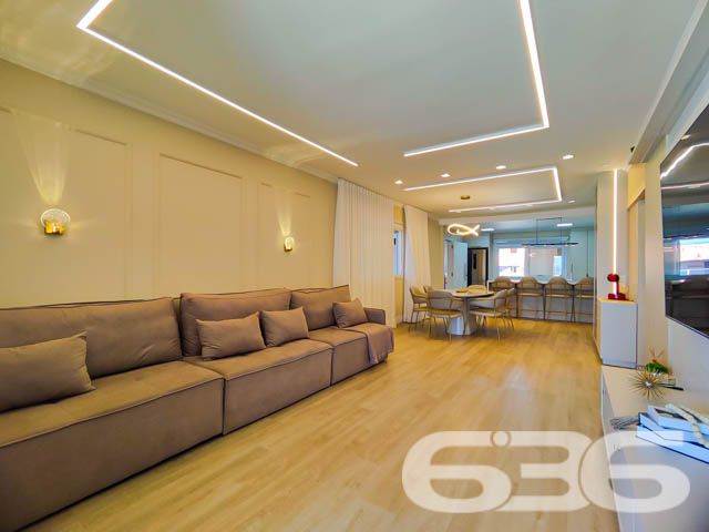 Descubra o prazer de viver em um espaço onde luxo e conforto se encontram perfeitamente integrados em um design moderno e sofisticado. Situada em Balneário Barra do Sul - SC, esta residência térrea padrão não apenas impressiona, mas também convida a um estilo de vida excepcionalmente tranquilo e repleto de conveniências.

Elegância e Conforto que Impressionam

Ao entrar nesta magnífica residência de 308 m², você será saudado por um ambiente amplo e bem iluminado, onde a sala de estar e jantar se apresentam com um layout aberto, propiciando um espaço perfeito para receber amigos e familiares. A cozinha gourmet, com móveis planejados e uma ilha central, é um verdadeiro convite para momentos de culinária e convívio.

Detalhes que Encantam

A casa está completamente mobiliada com móveis de alta qualidade e embutidos, incluindo uma suíte com closet e um home office equipado para garantir todo o conforto necessário para trabalhar em casa. A suíte principal oferece uma atmosfera de tranquilidade e luxo, com uma decoração que mescla tons suaves e iluminação planejada para criar um ambiente acolhedor.

Lazer e Exclusividade

Externamente, a residência se destaca com uma área de lazer invejável, apresentando uma piscina de borda infinita e um pergolado que proporciona uma vista deslumbrante dos fundos que dão para o rio, onde se encontra um píer privativo para atracação de embarcações. A área de festas gourmet, completa com churrasqueira, é ideal para desfrutar de momentos memoráveis ao ar livre.

Segurança e Localização

Situada em uma rua pavimentada no centro de Balneário Barra do Sul, a segurança é priorizada com sistemas de alarme e vigilância eletrônica. A proximidade do mar, escolas, hospitais e serviços essenciais faz desta localização a escolha perfeita para quem busca praticidade e qualidade de vida.

Esta residência é uma obra-prima que combina luxo, design sofisticado e uma localização privilegiada para oferecer um estilo de vida incomparável. Perfeita para quem busca exclusividade e privacidade, ela está pronta para receber você e sua família. Não perca a oportunidade de conhecer o seu novo lar dos sonhos em Balneário Barra do Sul. Entre em contato com a 636 Negócios Imobiliários e agende sua visita hoje mesmo!
 
636 NEGÓCIOS IMOBILIÁRIOS: A SUA MELHOR ESCOLHA
Com mais de 30 anos de experiência, a 636 Negócios Imobiliários é sua parceira ideal para encontrar o imóvel perfeito. Estamos prontos para ajudá-lo a fazer deste imóvel o seu novo lar.
 
Telefone: (47) 3451-0636
WhatsApp: (47) 99190-0636
 
Não perca esta oportunidade única. Visite nosso site para mais informações: i636.com.br